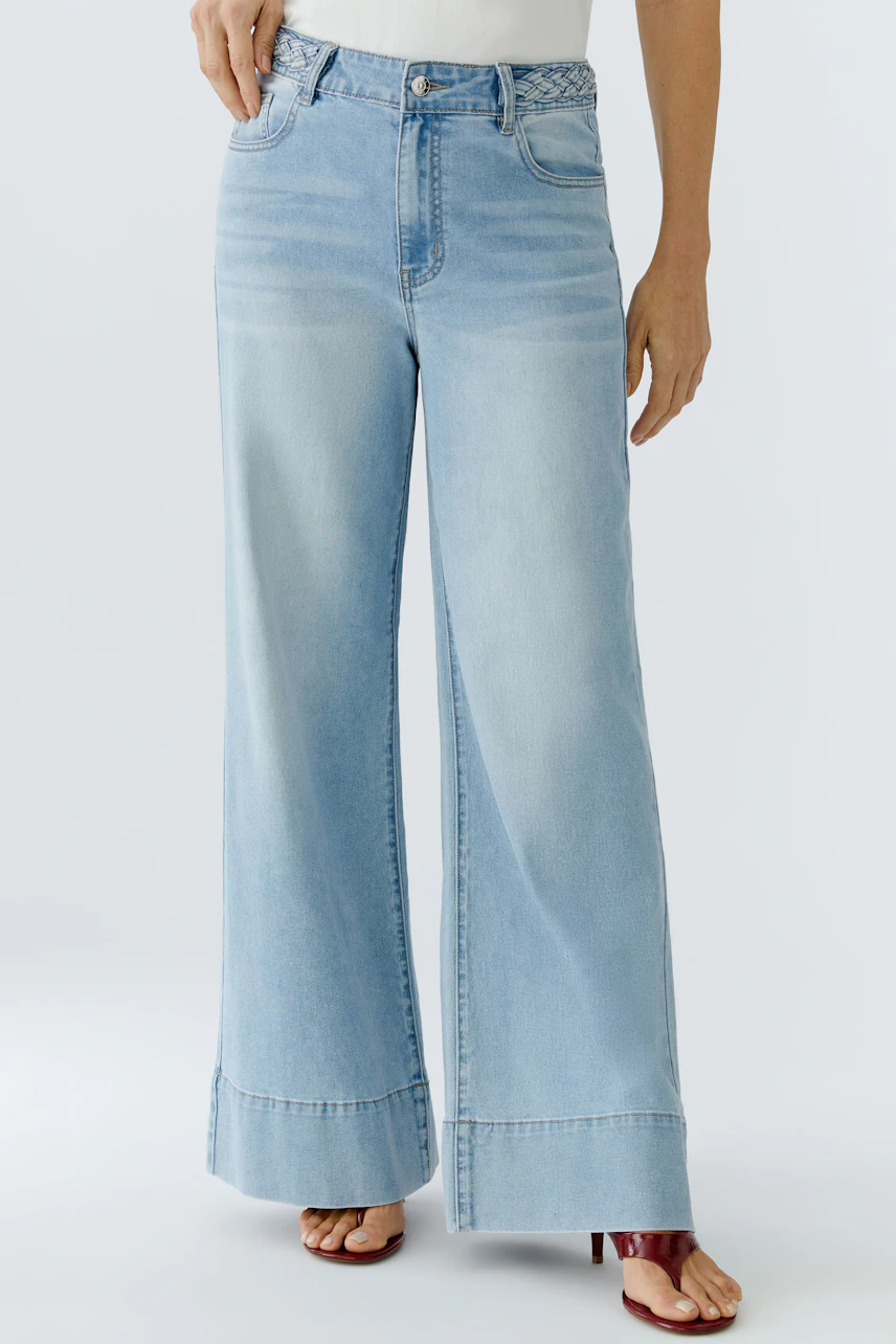 Wide leg jeans for women in light blue denim, featuring a relaxed fit and stylish design.