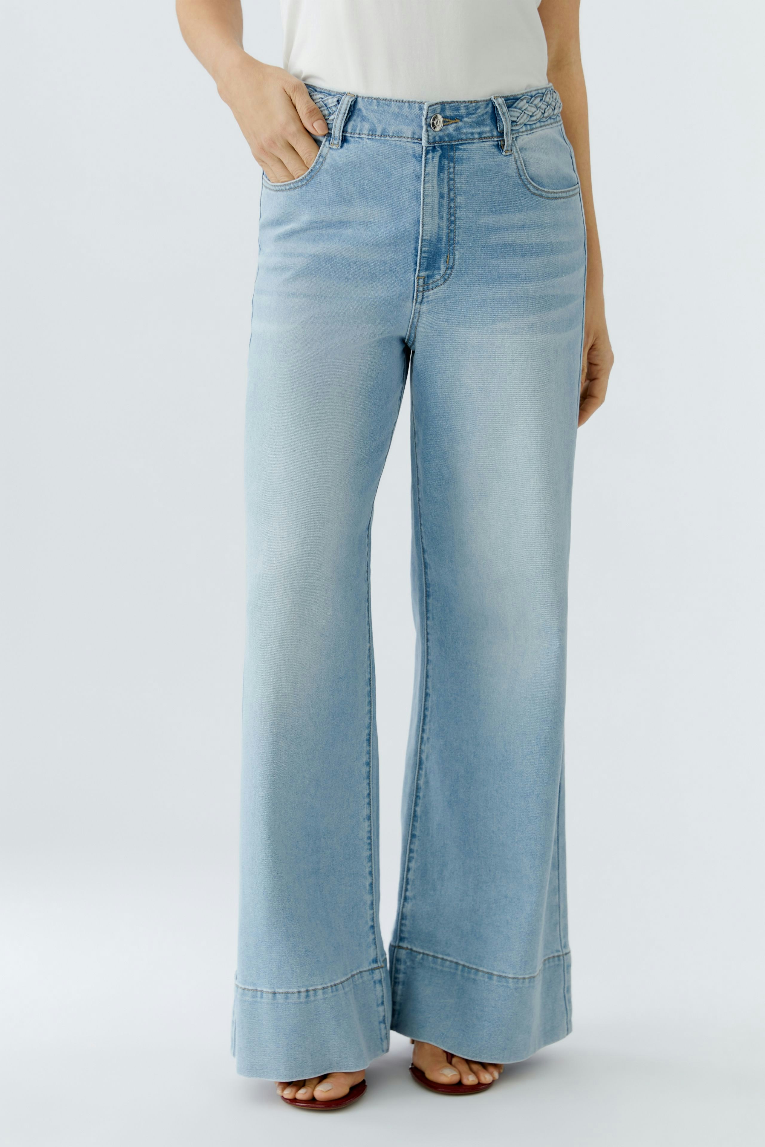 Wide leg jeans for women in light blue, featuring a relaxed fit and stylish design.