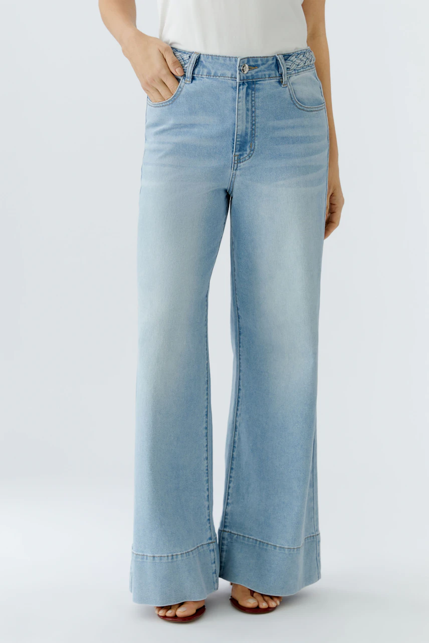 Wide leg jeans for women in light blue, featuring a relaxed fit and stylish design.