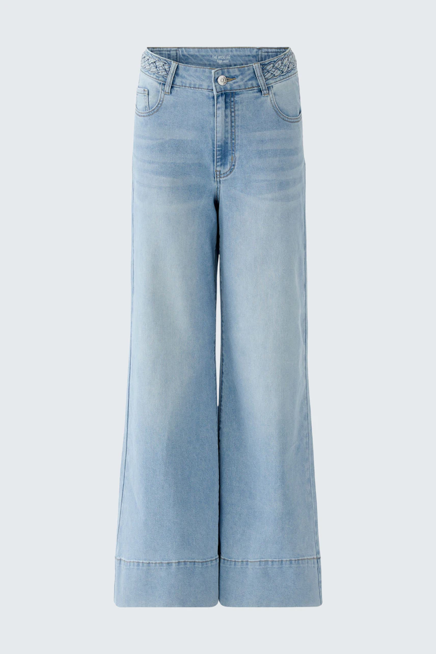Wide leg jeans for women in light blue denim, featuring a relaxed fit and stylish wide legs.