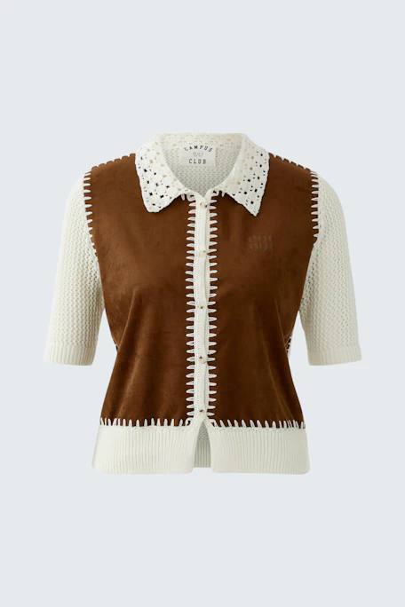 Strickjacke in Braun und Creme mit kurzem Arm und Kragen. Ideal für lässige Outfits.