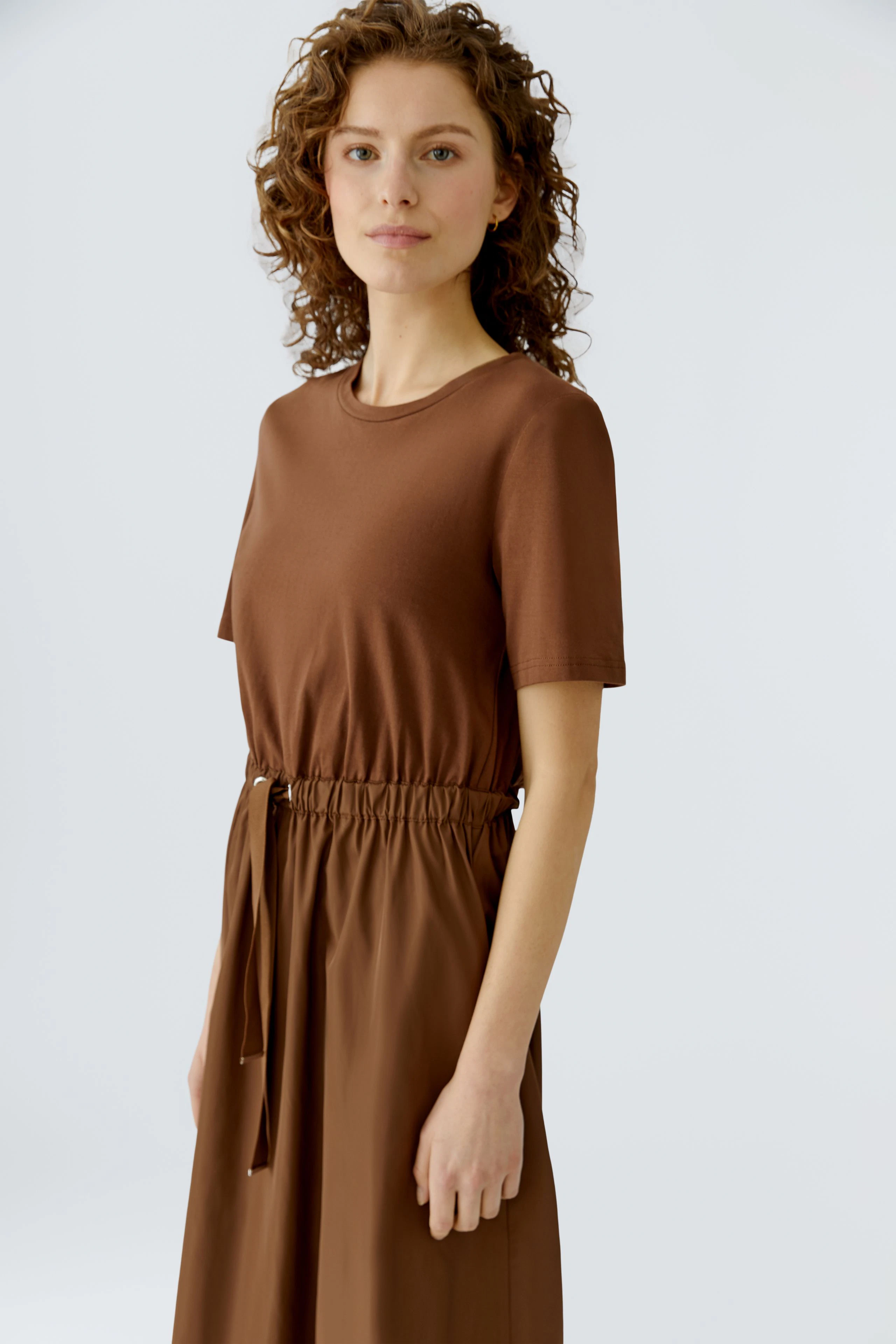 Beige Damen-Maxikleid mit Rundhalsausschnitt und elastischem Bund, ideal für den Alltag.