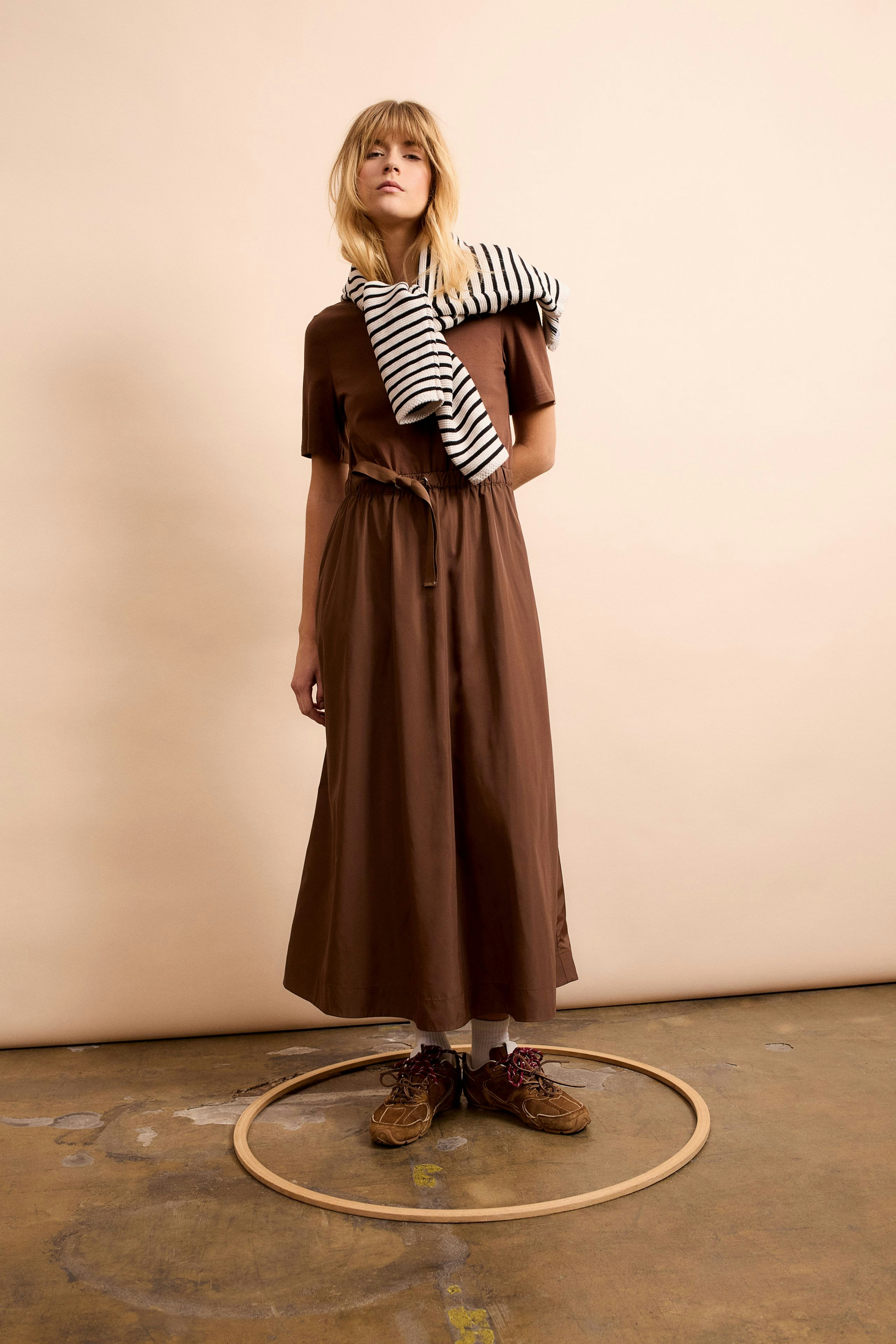 Bild 6 von Maxi dress - fondue fudge in fondue fudge | Oui