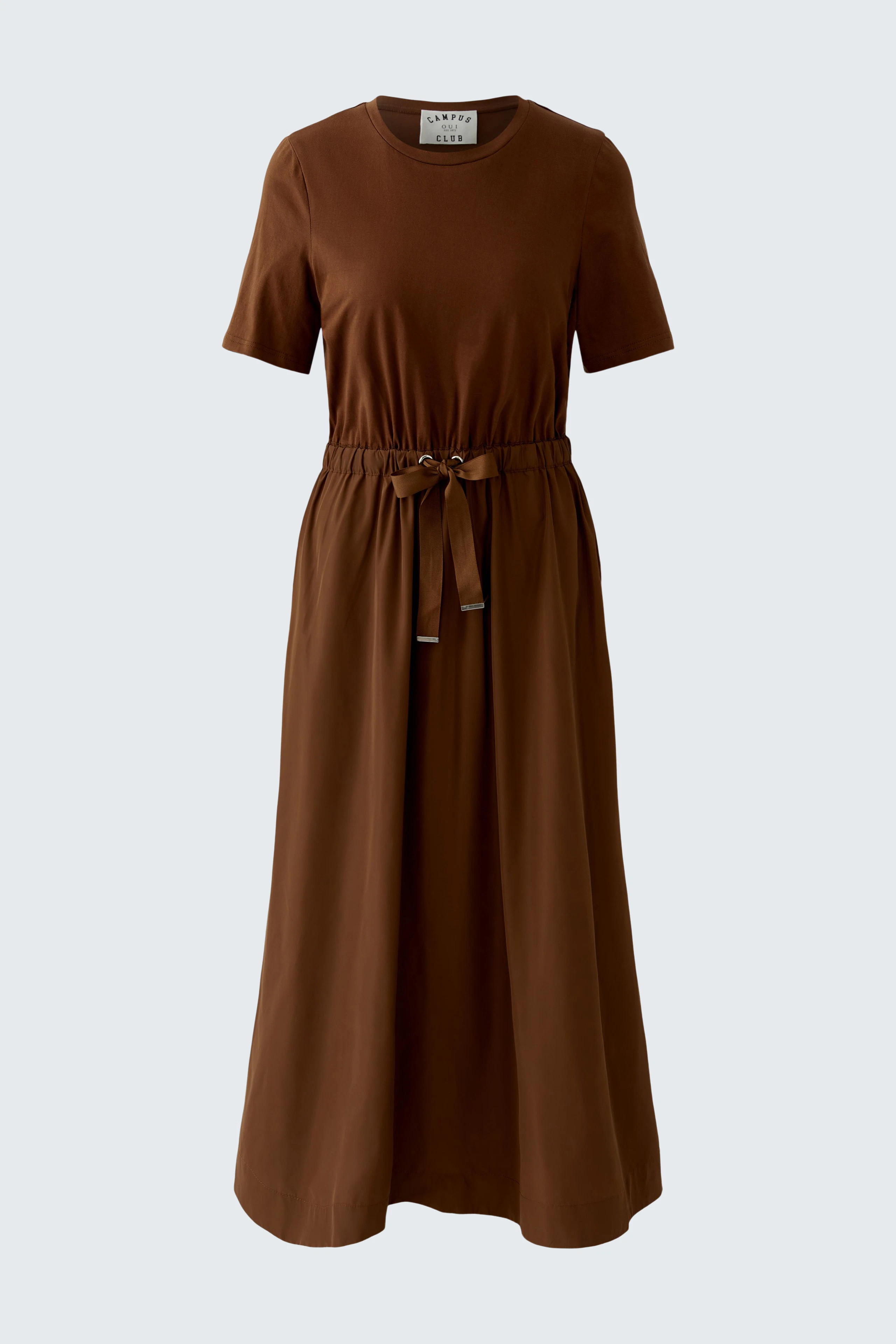 Bequemes Maxikleid: Braune, lässige Damenkleidung mit Rundhalsausschnitt und Taillenzug.