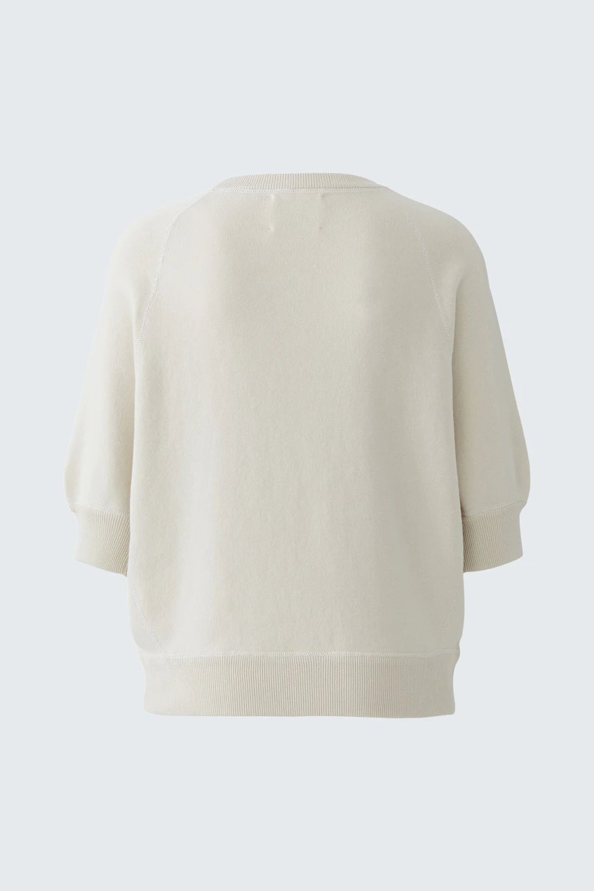 Casual women's pullover: Soft white pullover with a relaxed fit and three-quarter sleeves.