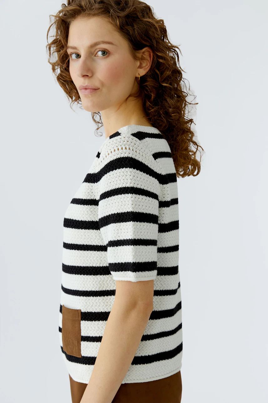 Casual women's pullover: Woman in a striped pullover with short sleeves and a pocket.