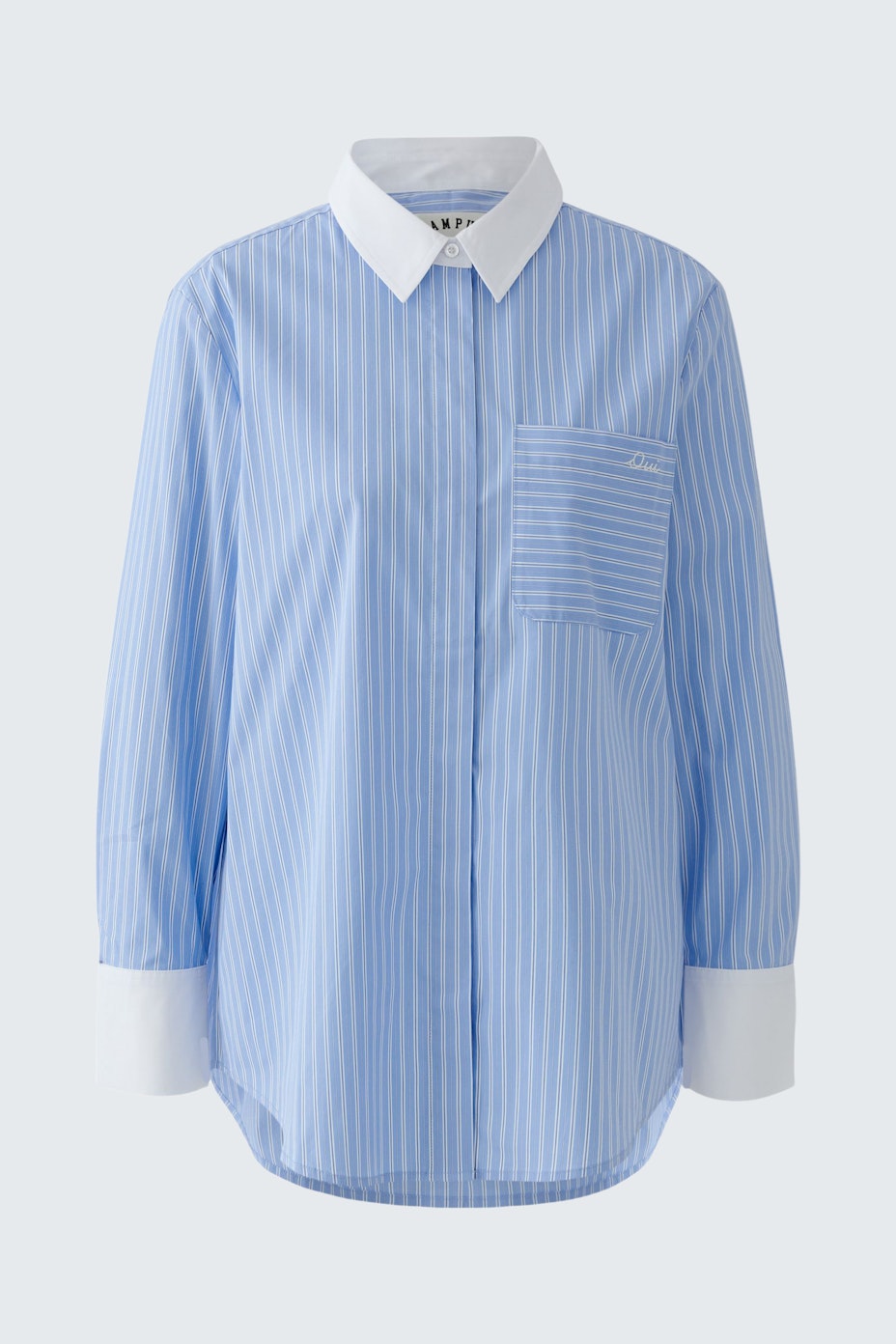 Lässige Damen-Bluse: Hellblaue Bluse mit weißen Streifen und Brusttasche.