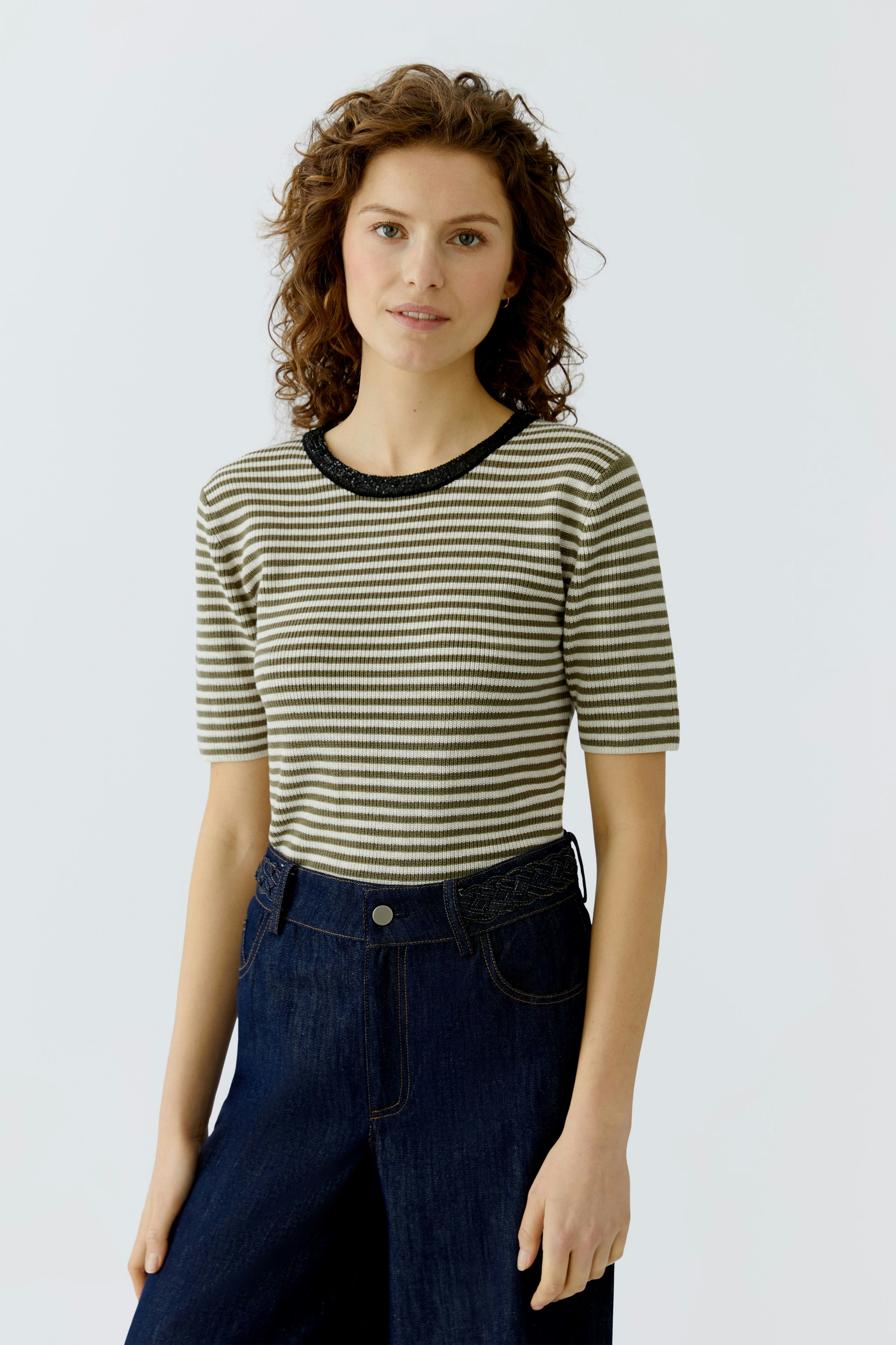 Casual women's pullover: Young woman in a striped pullover with a round neckline and relaxed fit.