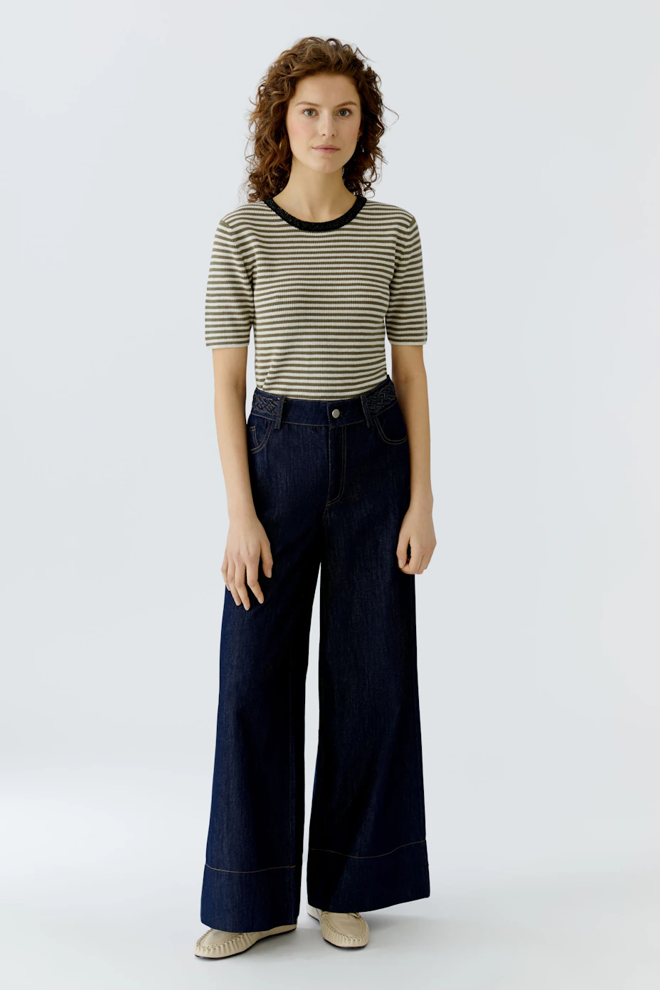 Casual women's pullover: Short-sleeved, striped design in earthy tones, perfect for everyday wear.