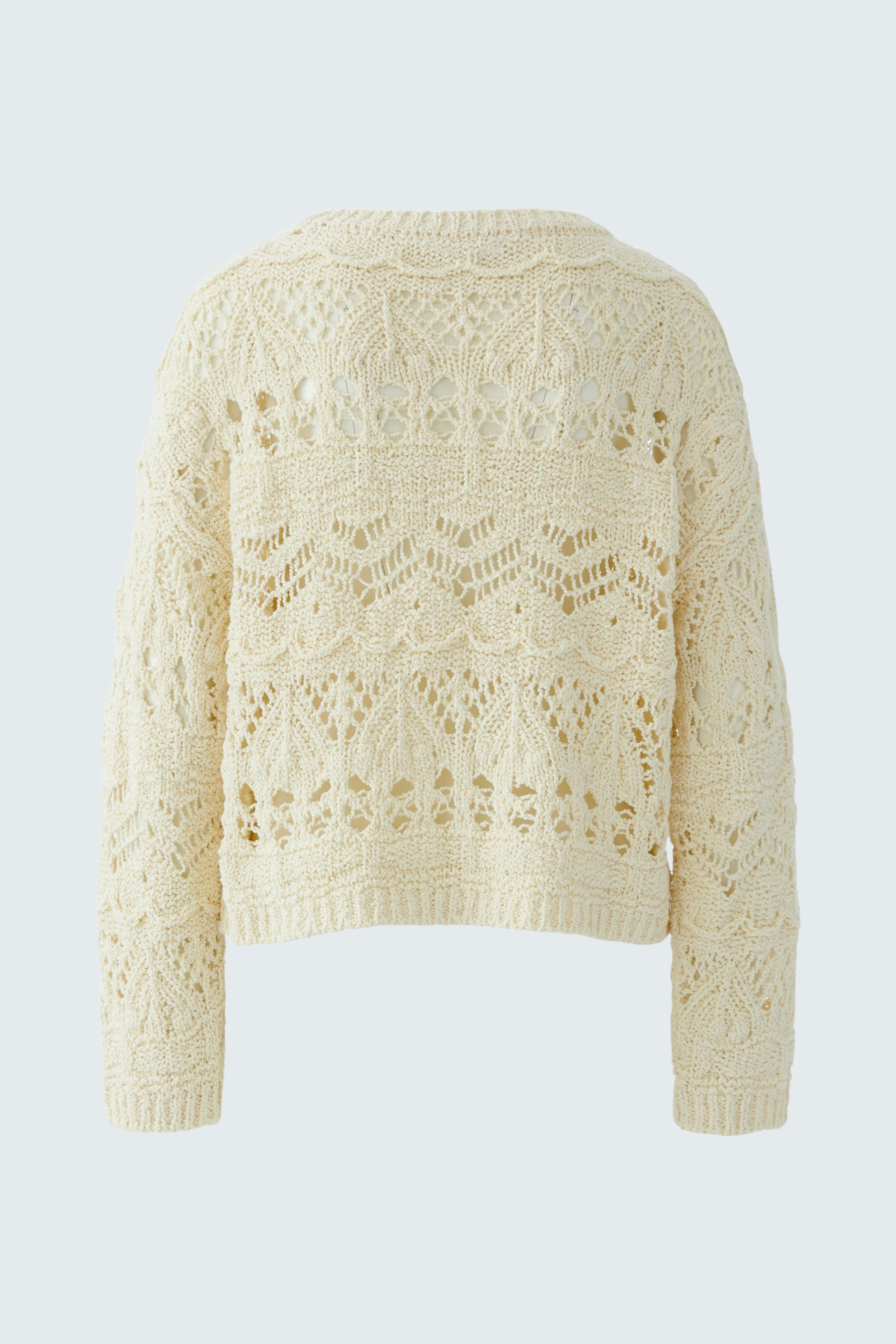 Casual women's pullover: Cream-colored knitted pullover with a textured pattern, perfect for layering.