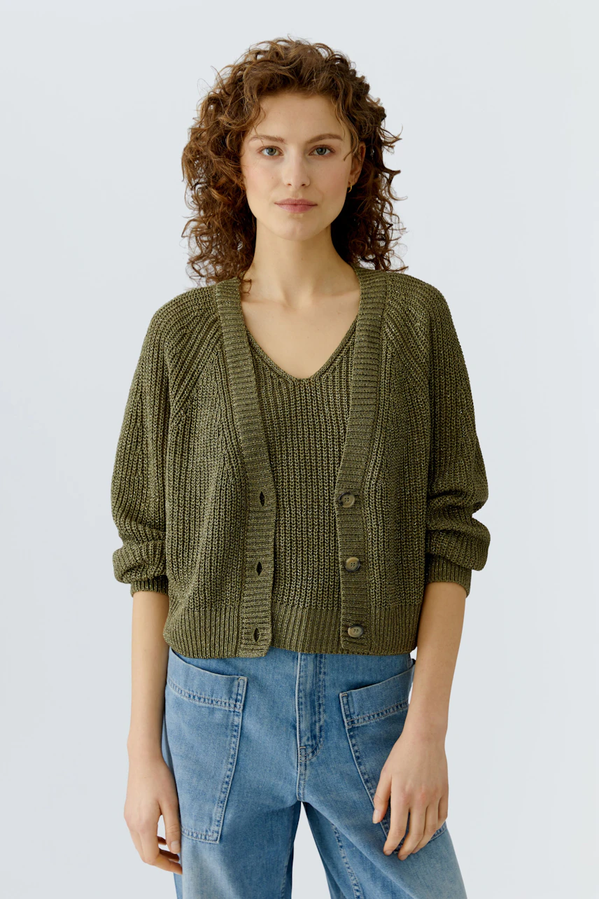 Damen-Strickjacke in Olivgrün: Frau trägt eine lässige Strickjacke mit Knöpfen und V-Ausschnitt.
