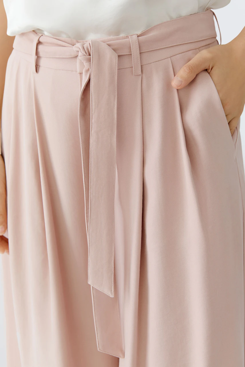 Bundfaltenhose: Damenhose in zartem Rosa mit Bundfalten und Bindegürtel, lässig und bequem.