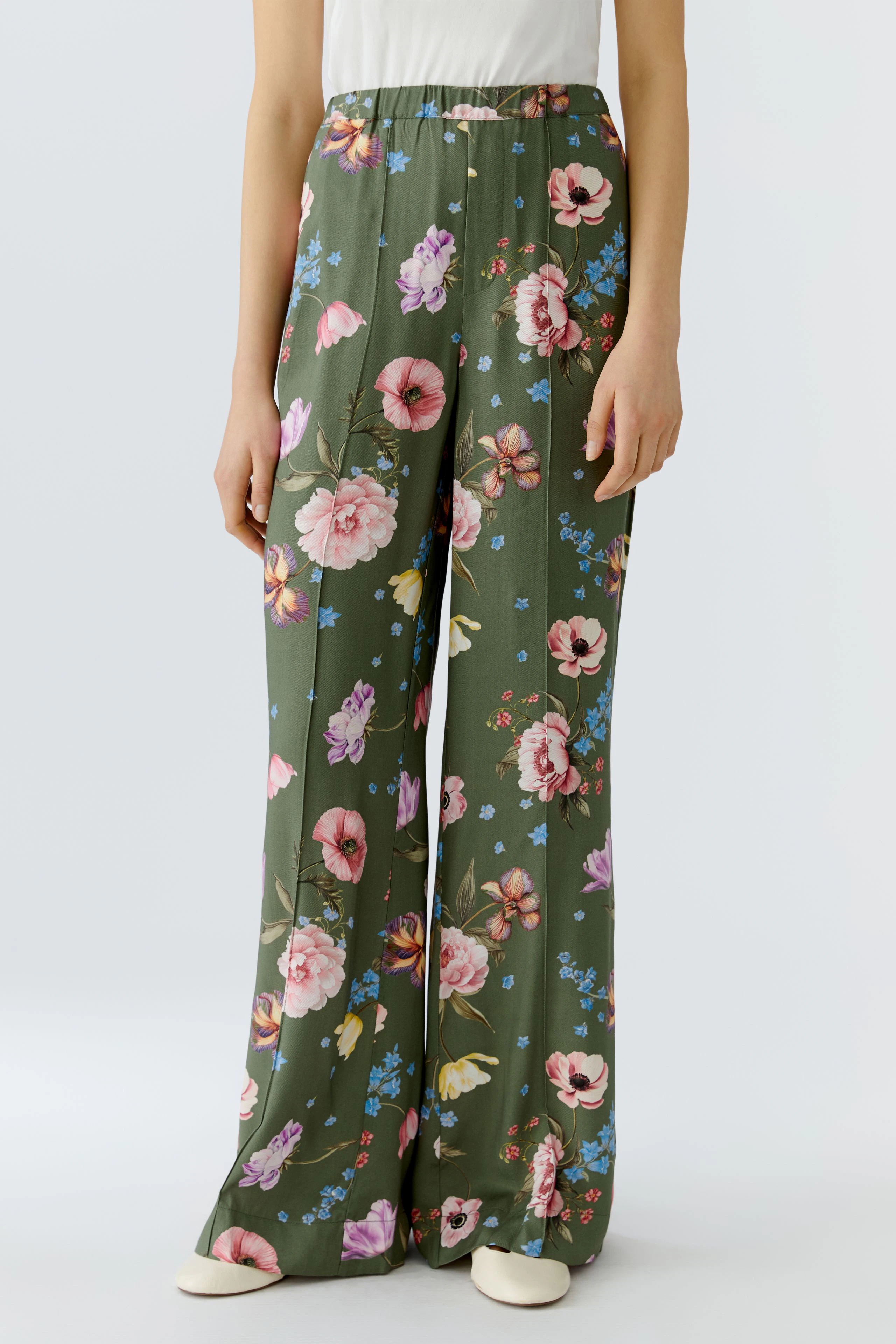 Bequeme Damen-Hose mit floralem Muster, ideal für lässige Anlässe und einen frischen Look.