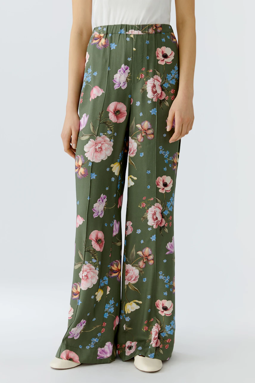 Bequeme Damen-Hose mit floralem Muster, ideal für lässige Anlässe und einen frischen Look.