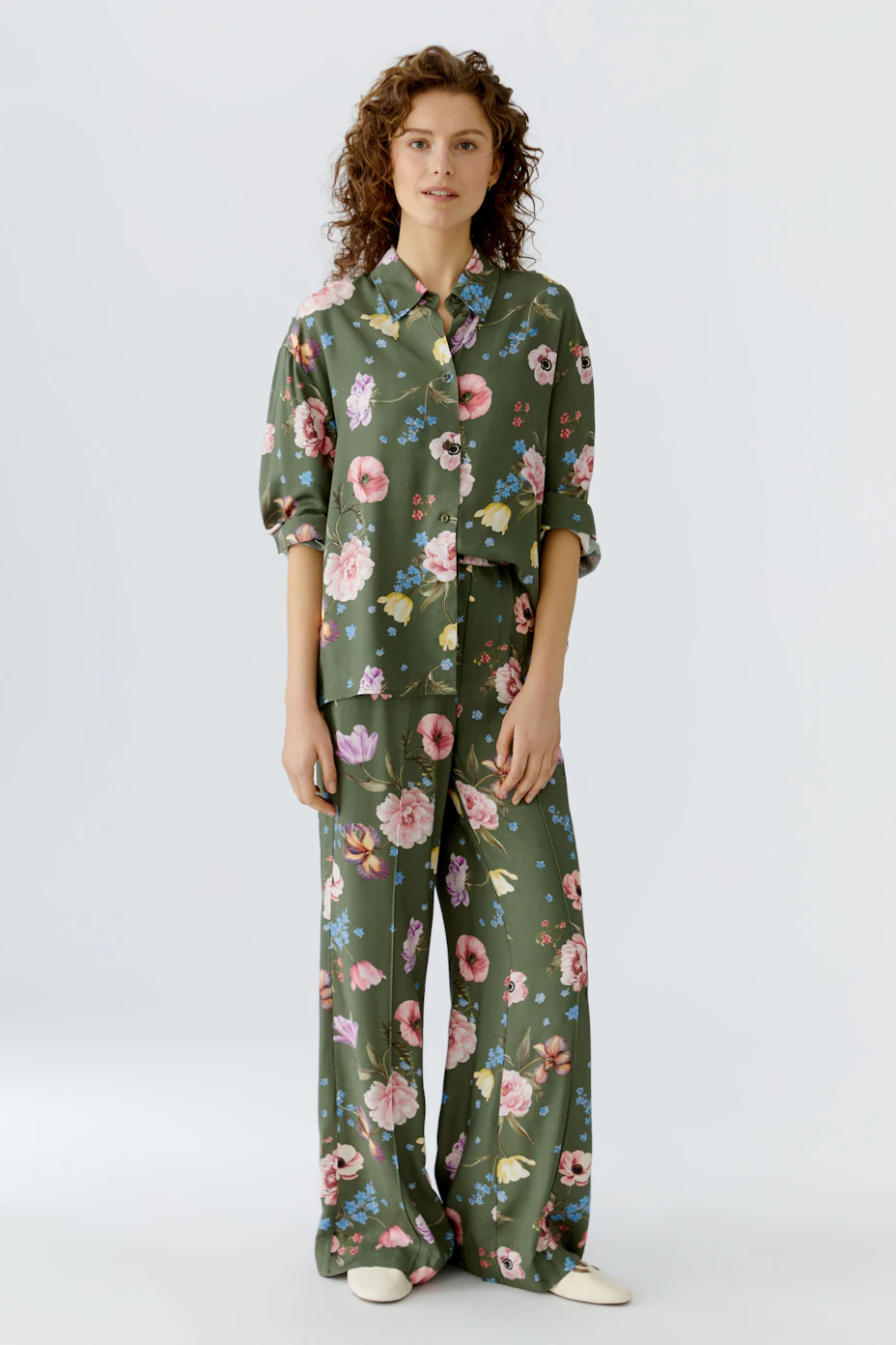 Floral women's pants in green with a relaxed fit, featuring a comfortable elastic waistband.