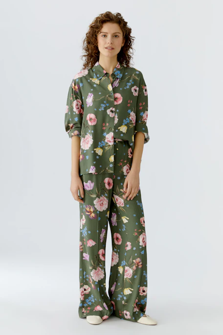 Floral women's pants in green with a relaxed fit, featuring a comfortable elastic waistband.