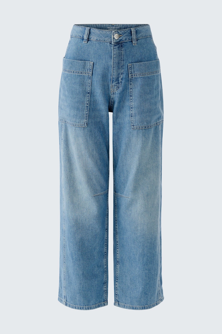 Casual women's jeans: Light blue barrel jeans with wide legs and practical pockets.
