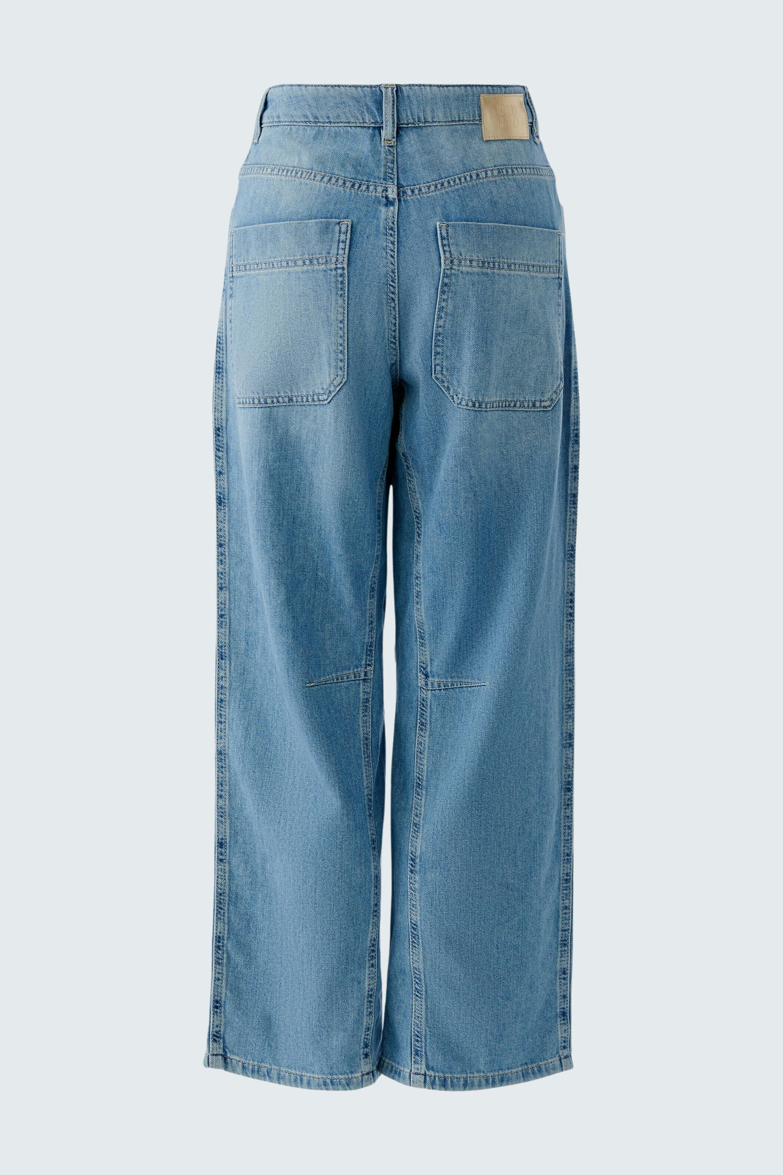 Casual women's jeans: Back view of light blue wide-leg jeans with pockets and a relaxed fit.
