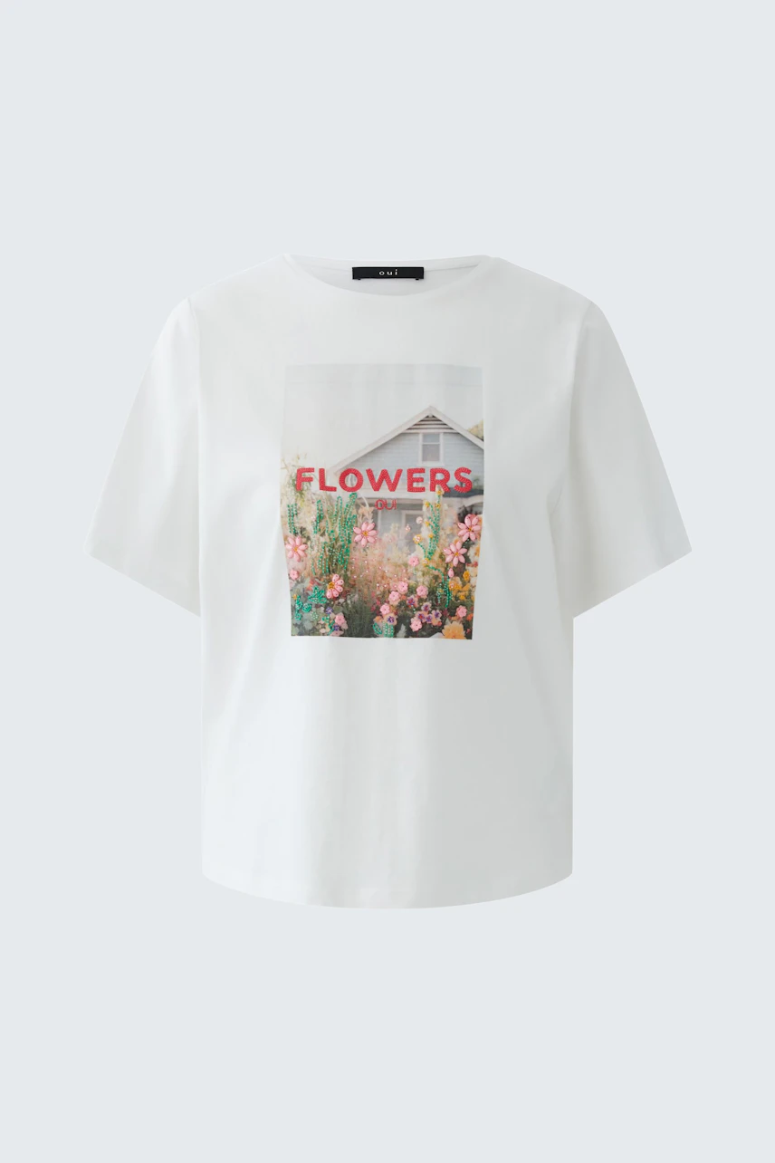 Casual women's T-shirt: White shirt with a floral print and 'FLOWERS' text, perfect for everyday wear.