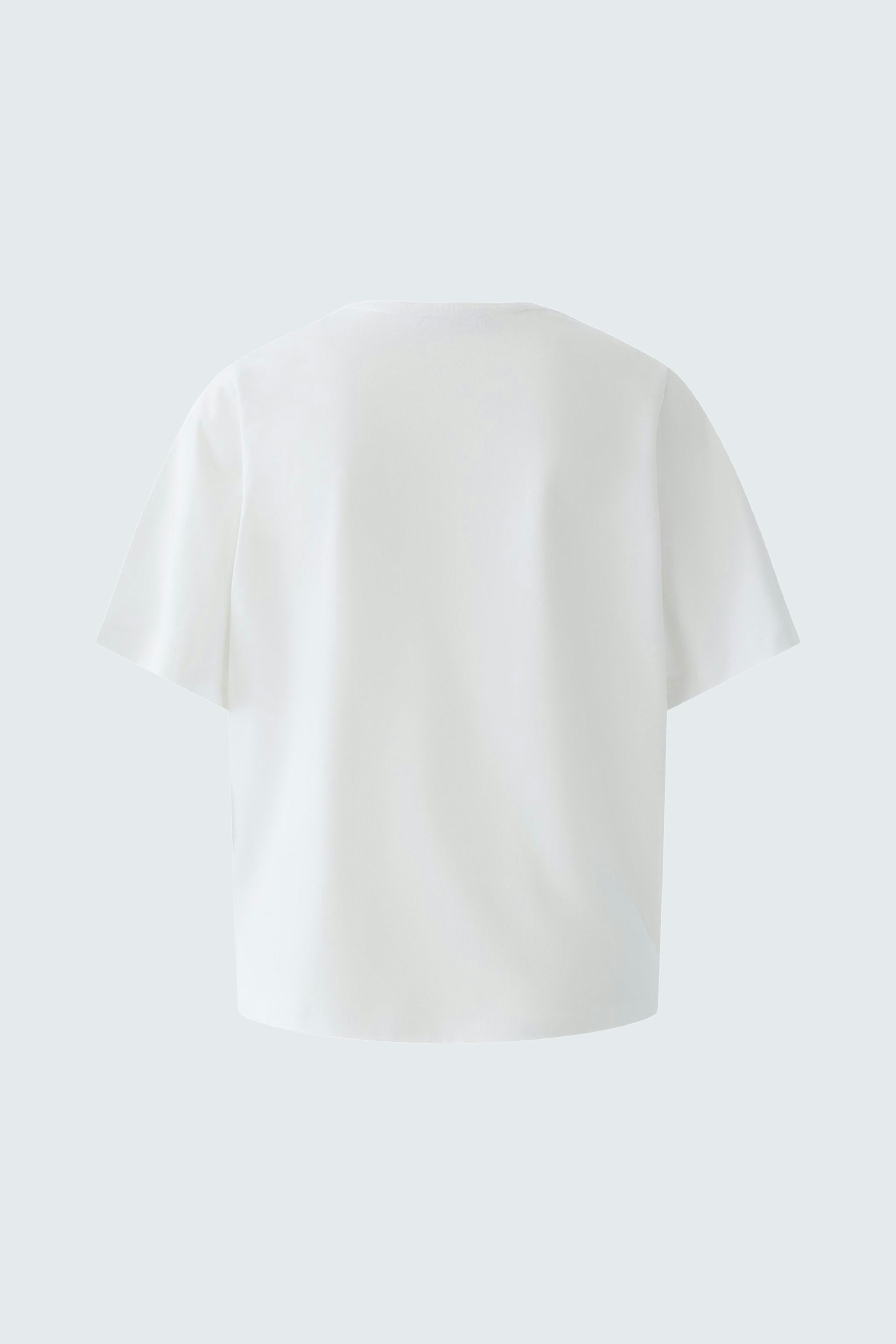 Casual women's T-shirt: A simple white top with short sleeves, perfect for everyday wear.