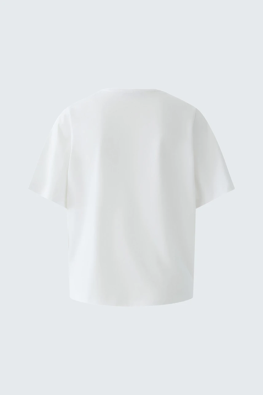 Casual women's T-shirt: A simple white top with short sleeves, perfect for everyday wear.