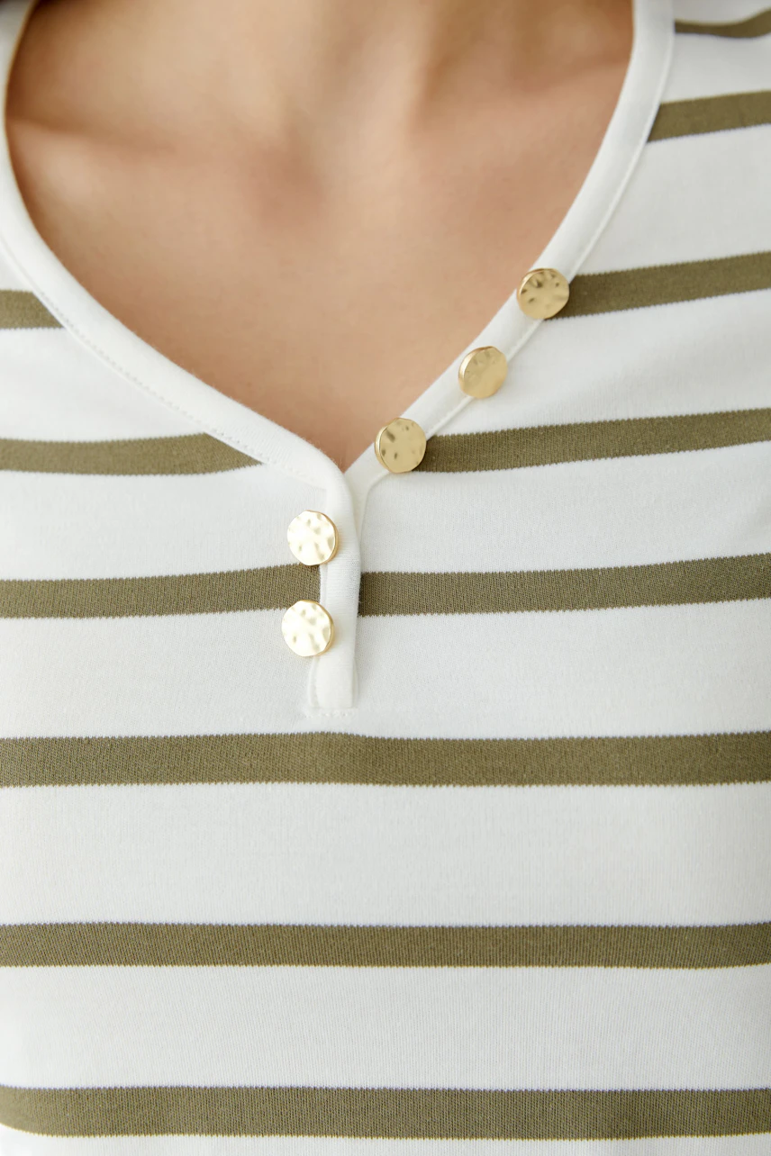 Damen-T-Shirt: Junge Frau in gestreiftem Shirt mit Knöpfen am Ausschnitt.