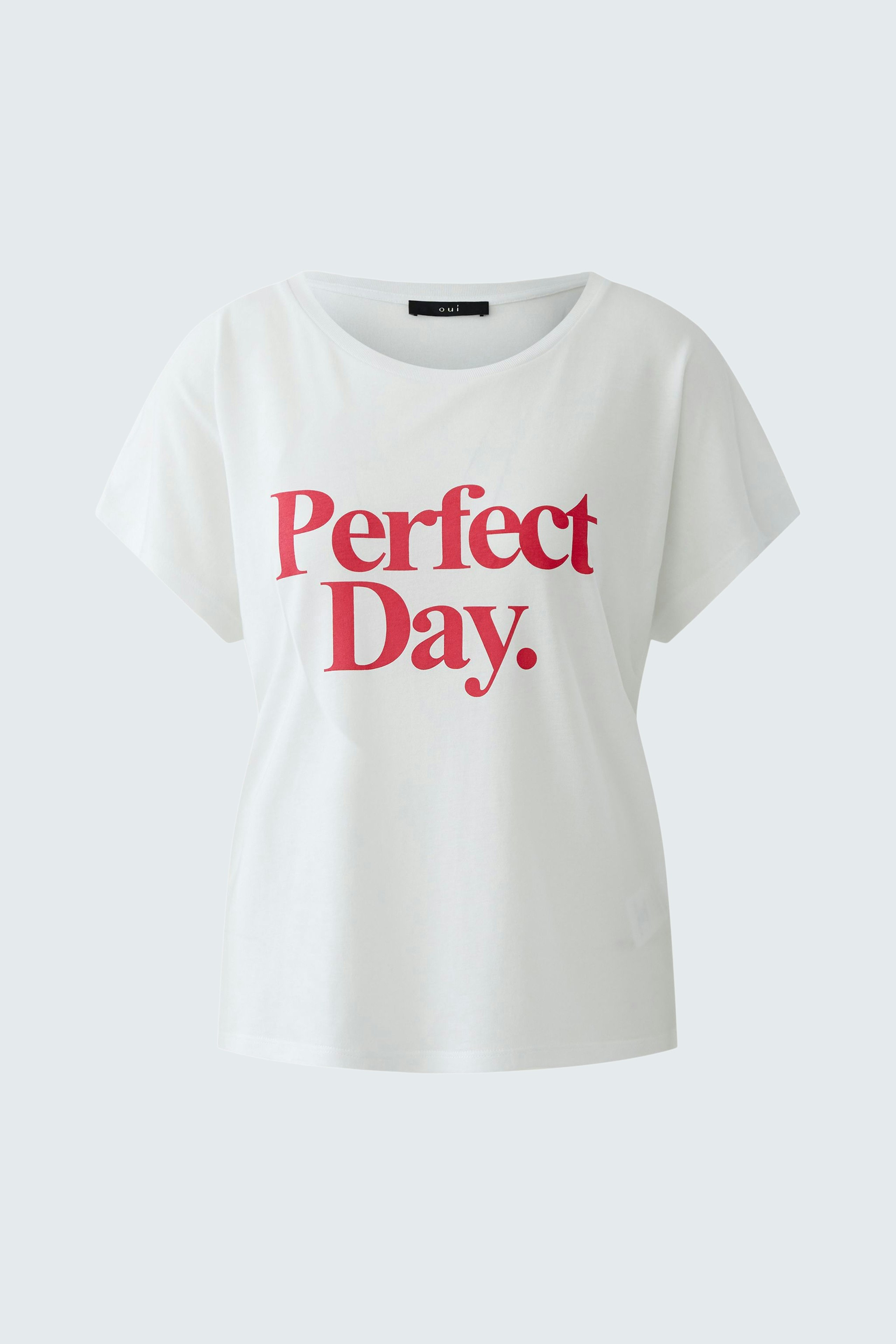 Casual women's T-shirt: White top with 'Perfect Day' print, relaxed fit and short sleeves.