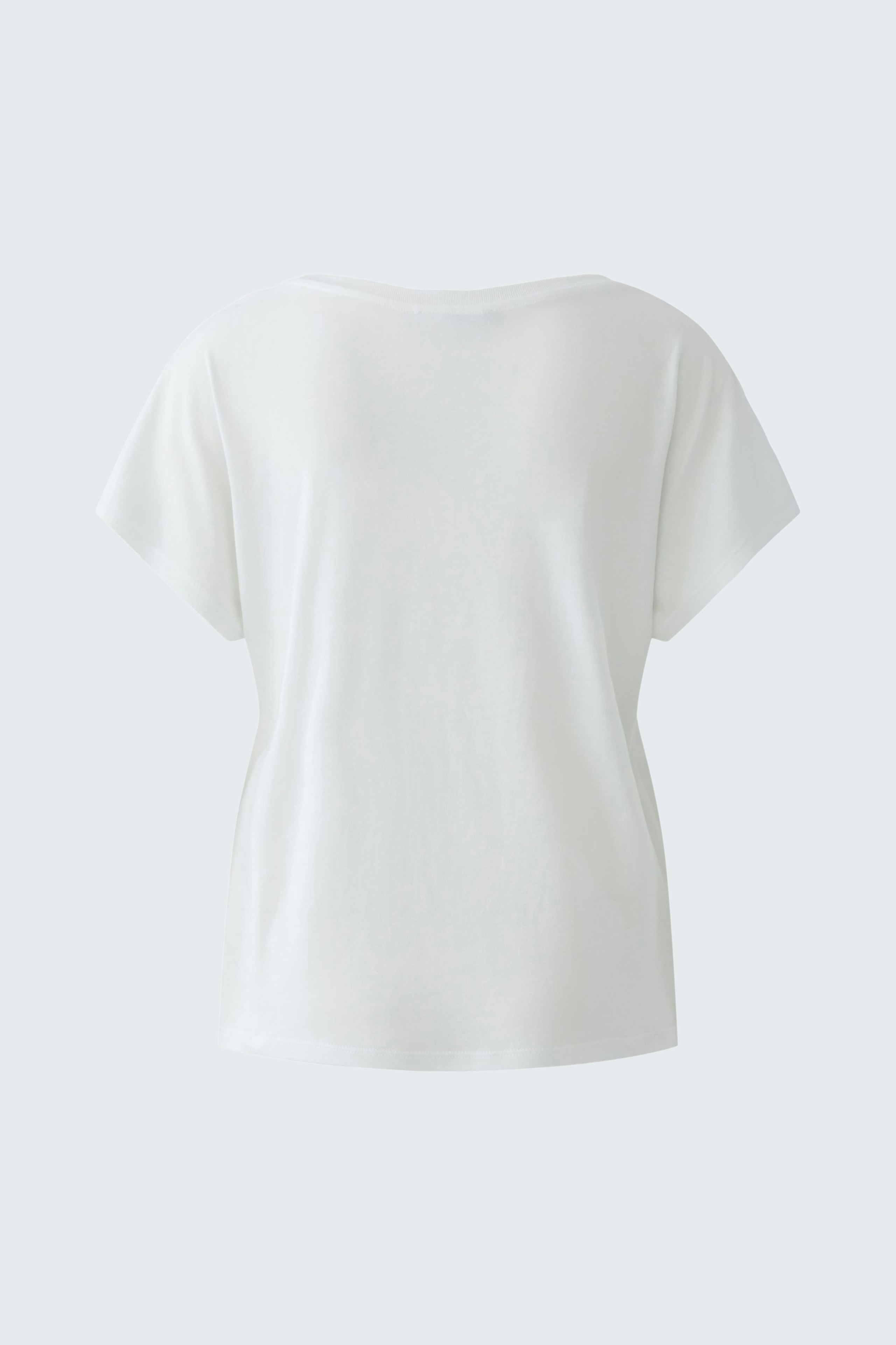 Casual women's T-shirt: Simple white design with a relaxed fit, perfect for everyday wear.