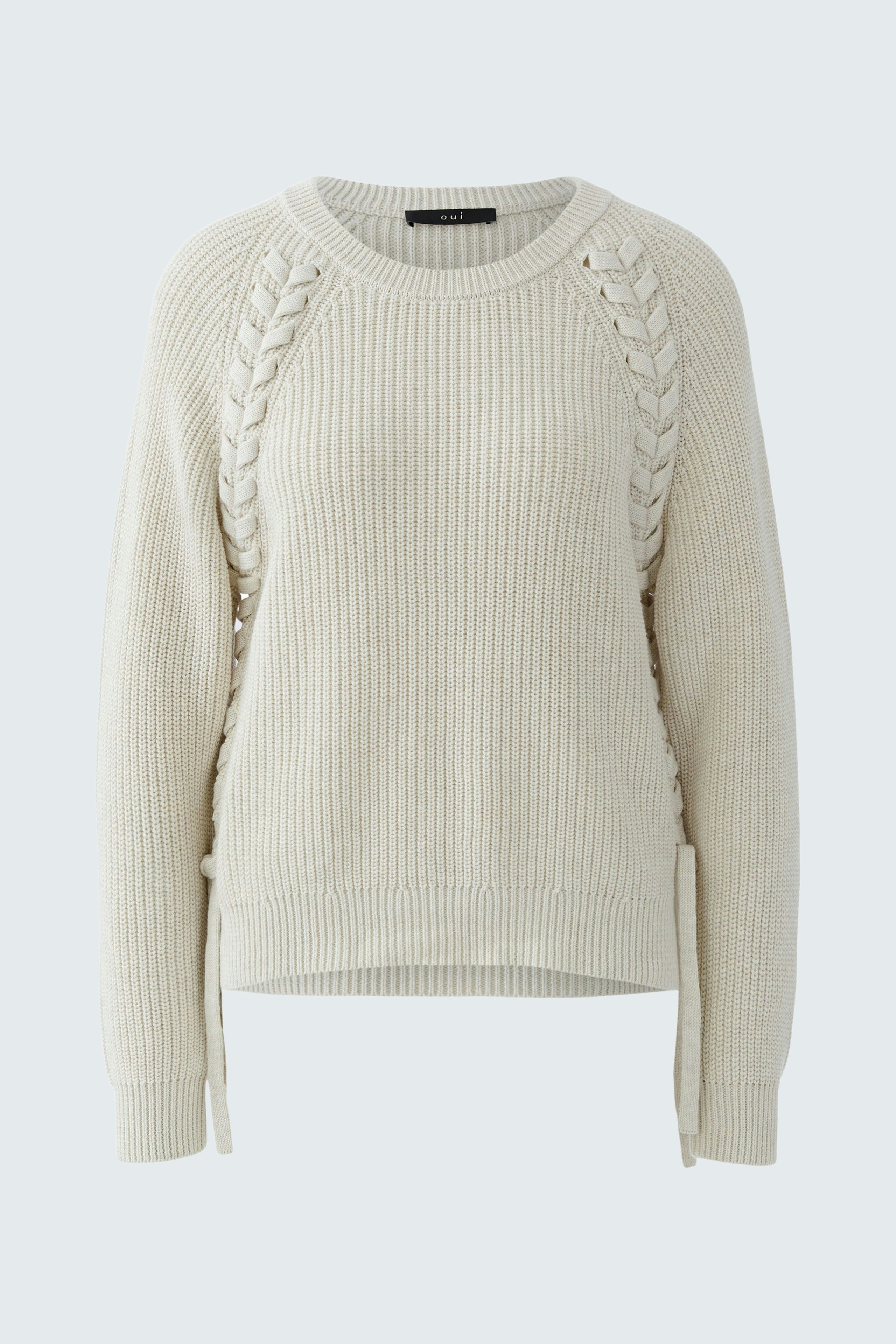 Casual women's pullover in soft cream with textured detailing, perfect for everyday wear.