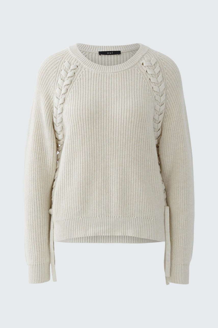 Casual women's pullover in soft cream with textured detailing, perfect for everyday wear.