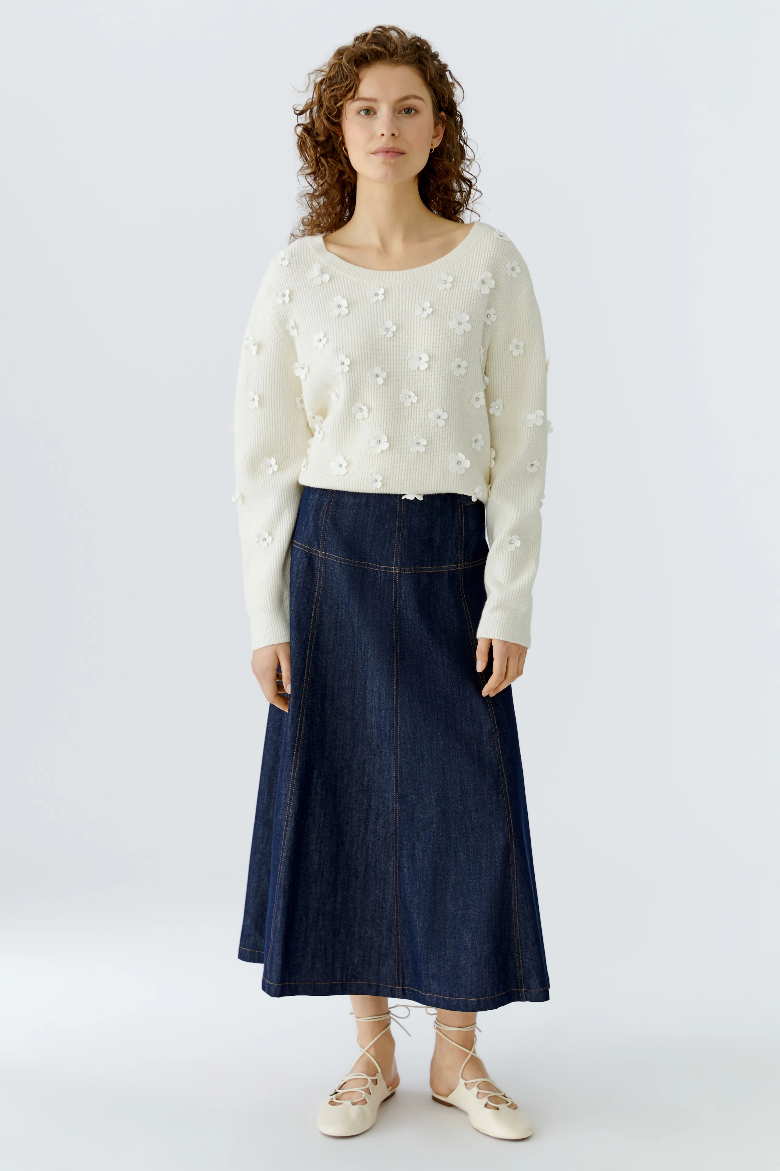 Bequemer Damen-Pullover in Creme mit Blumenapplikationen, ideal für lässige Outfits.