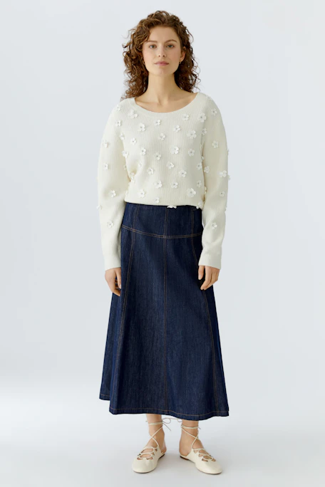 Bequemer Damen-Pullover in Creme mit Blumenapplikationen, ideal für lässige Outfits.