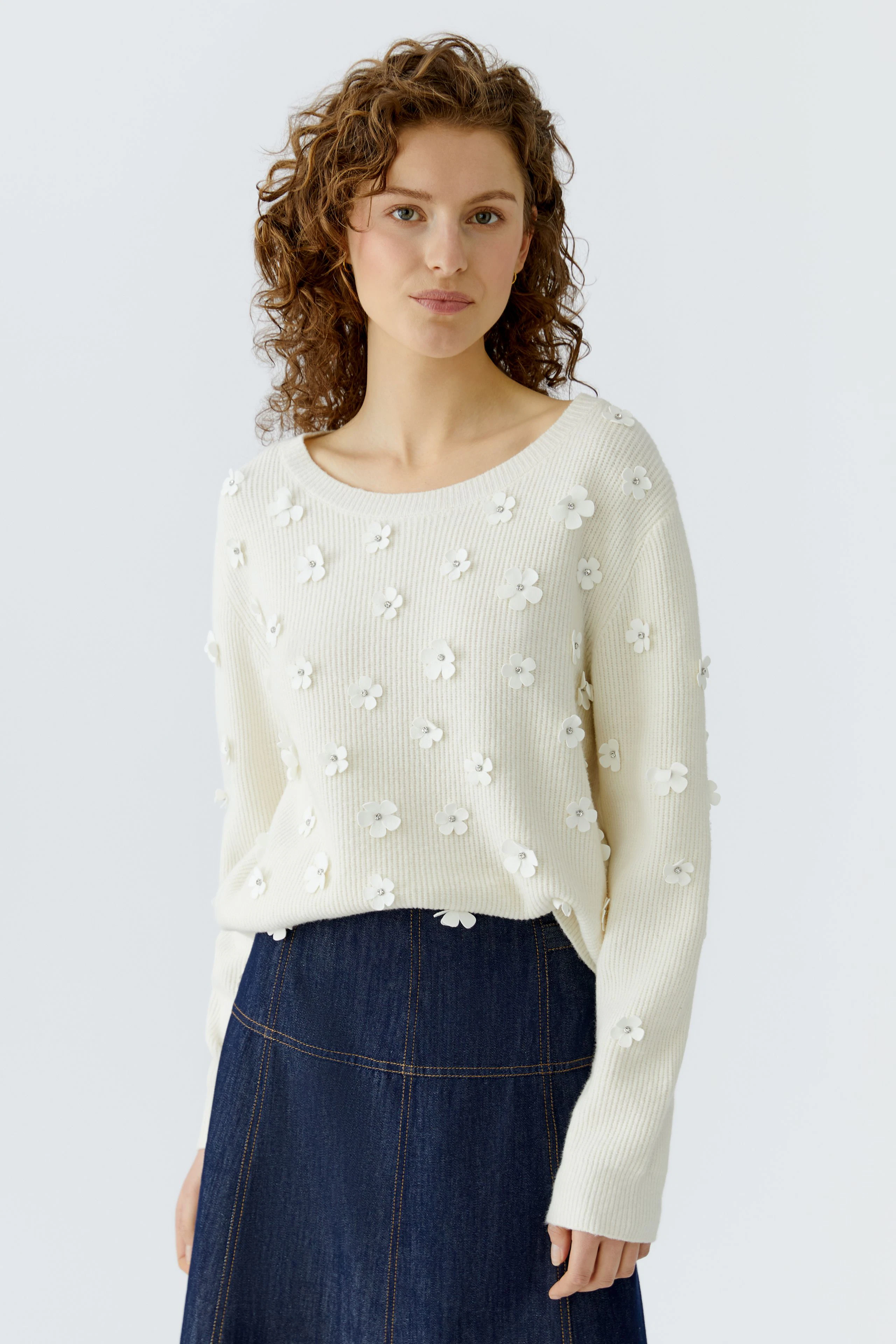 Bequemer Damen-Pullover in Creme mit Blumenapplikationen, ideal für lässige Outfits.