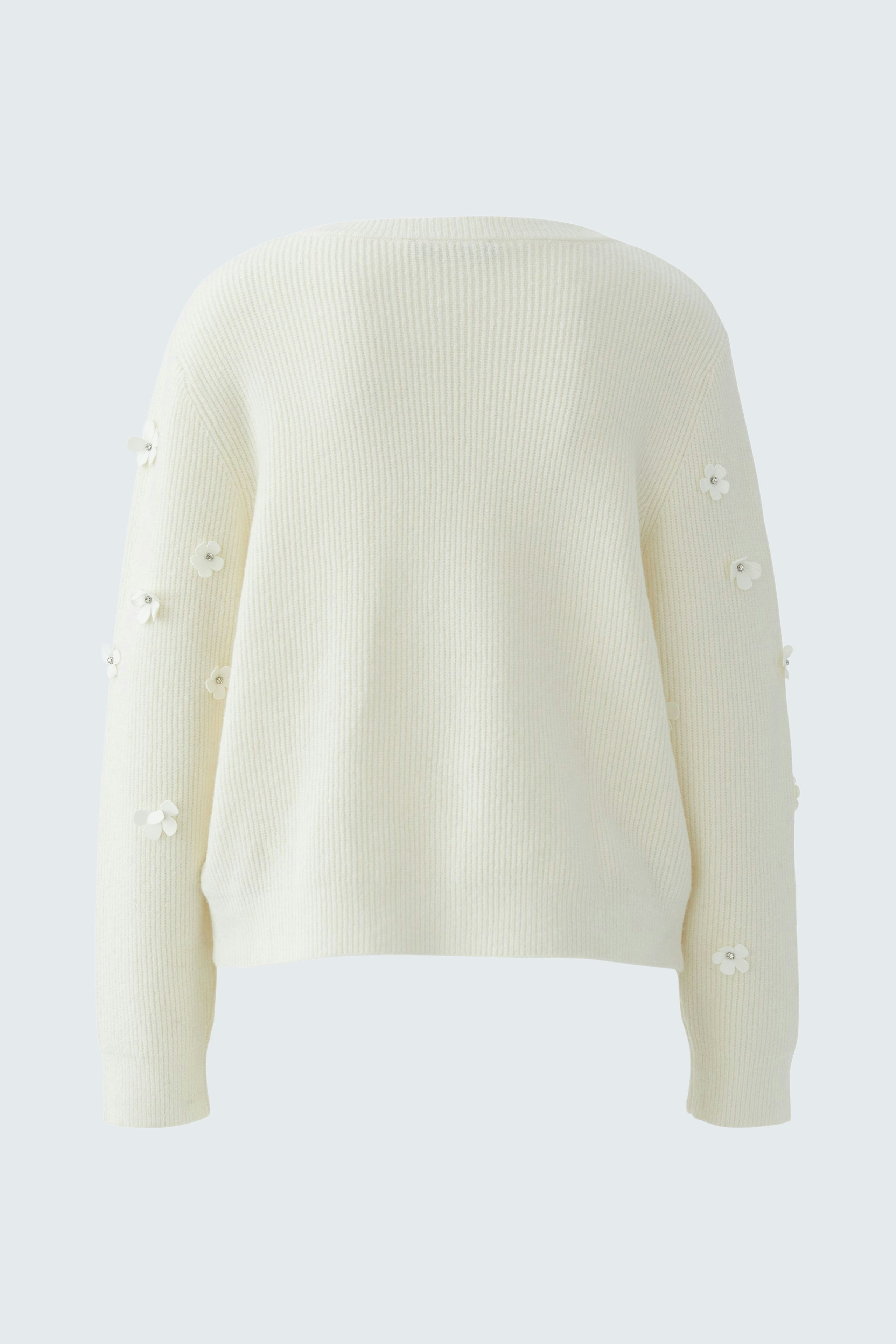 Casual women's pullover: Cream-colored knit pullover with floral details on the sleeves.