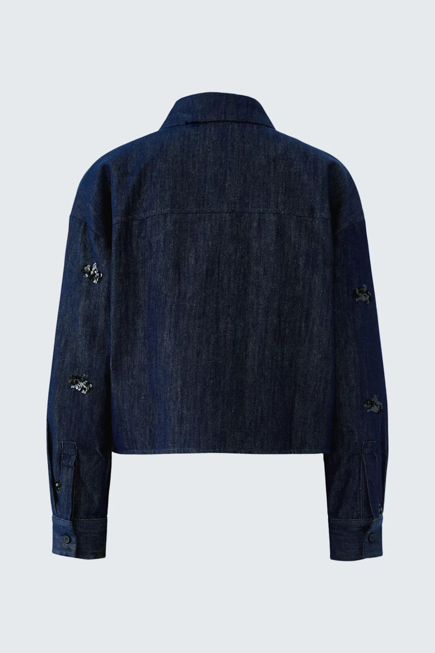 Damen-Jacke: Rückansicht einer blauen Jeansjacke mit lässigem Schnitt und gestickten Details.