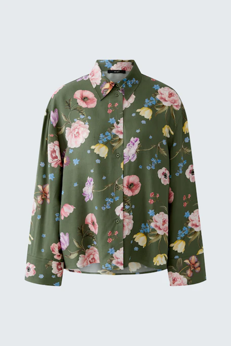 Bluse mit floralem Muster: Grüne Damenbluse mit bunten Blumen, lässig und vielseitig kombinierbar.