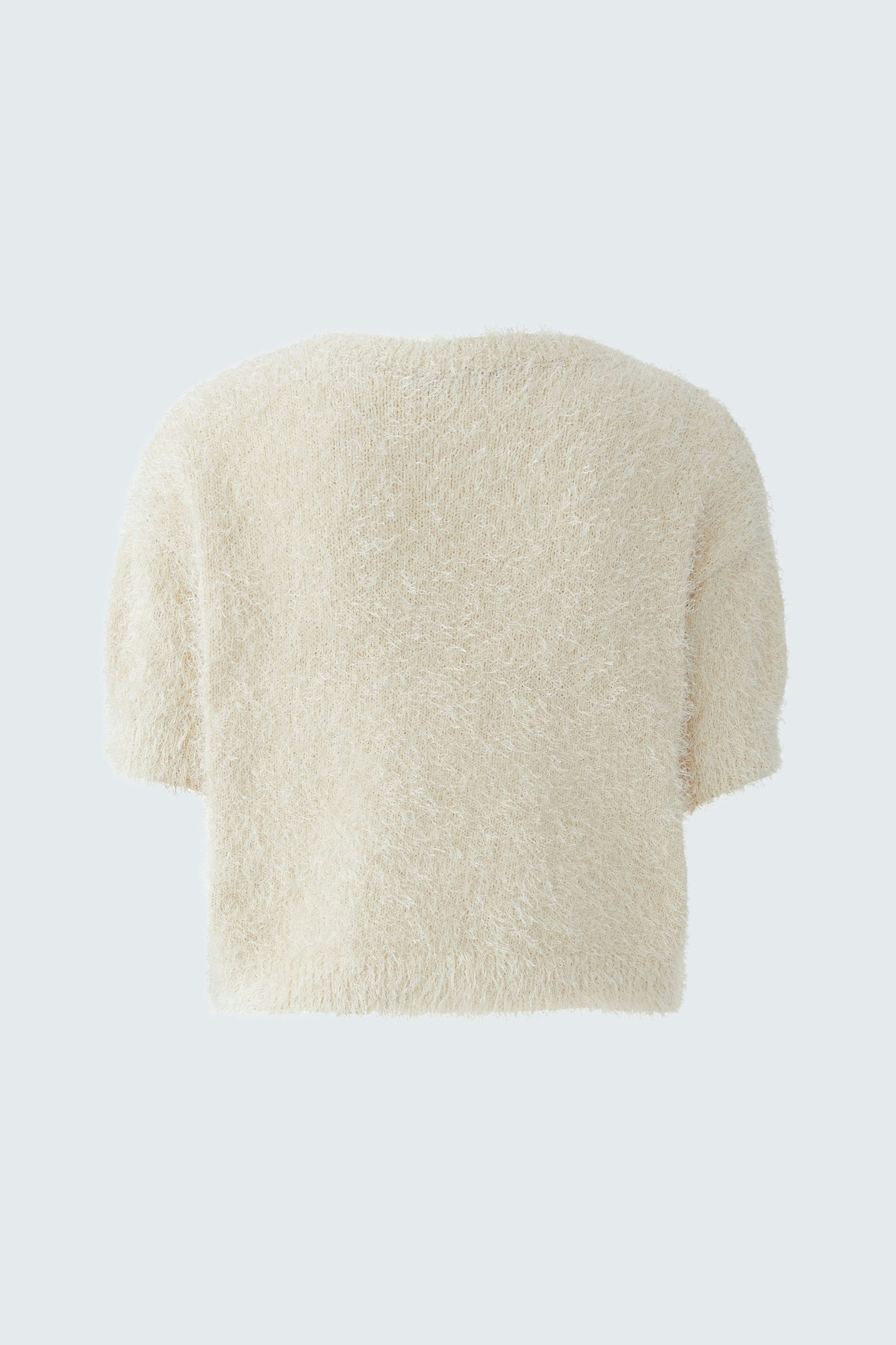 Cozy women's pullover in soft cream, featuring a relaxed fit and short sleeves.