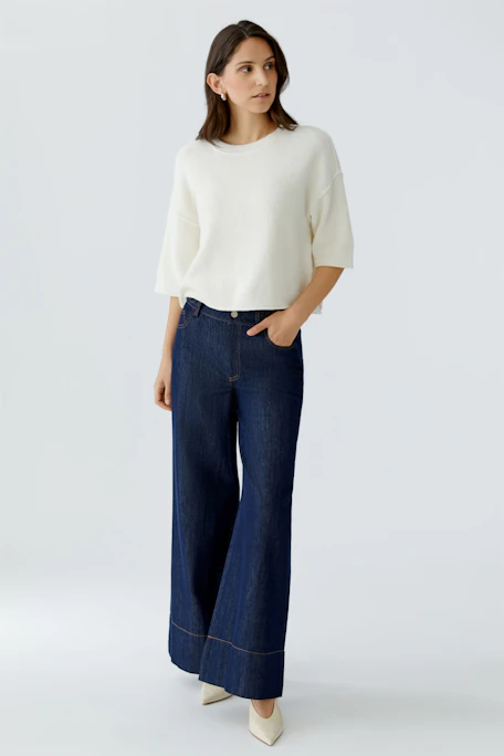 Casual women's pullover: Soft white pullover with wide sleeves, perfect for relaxed outfits.