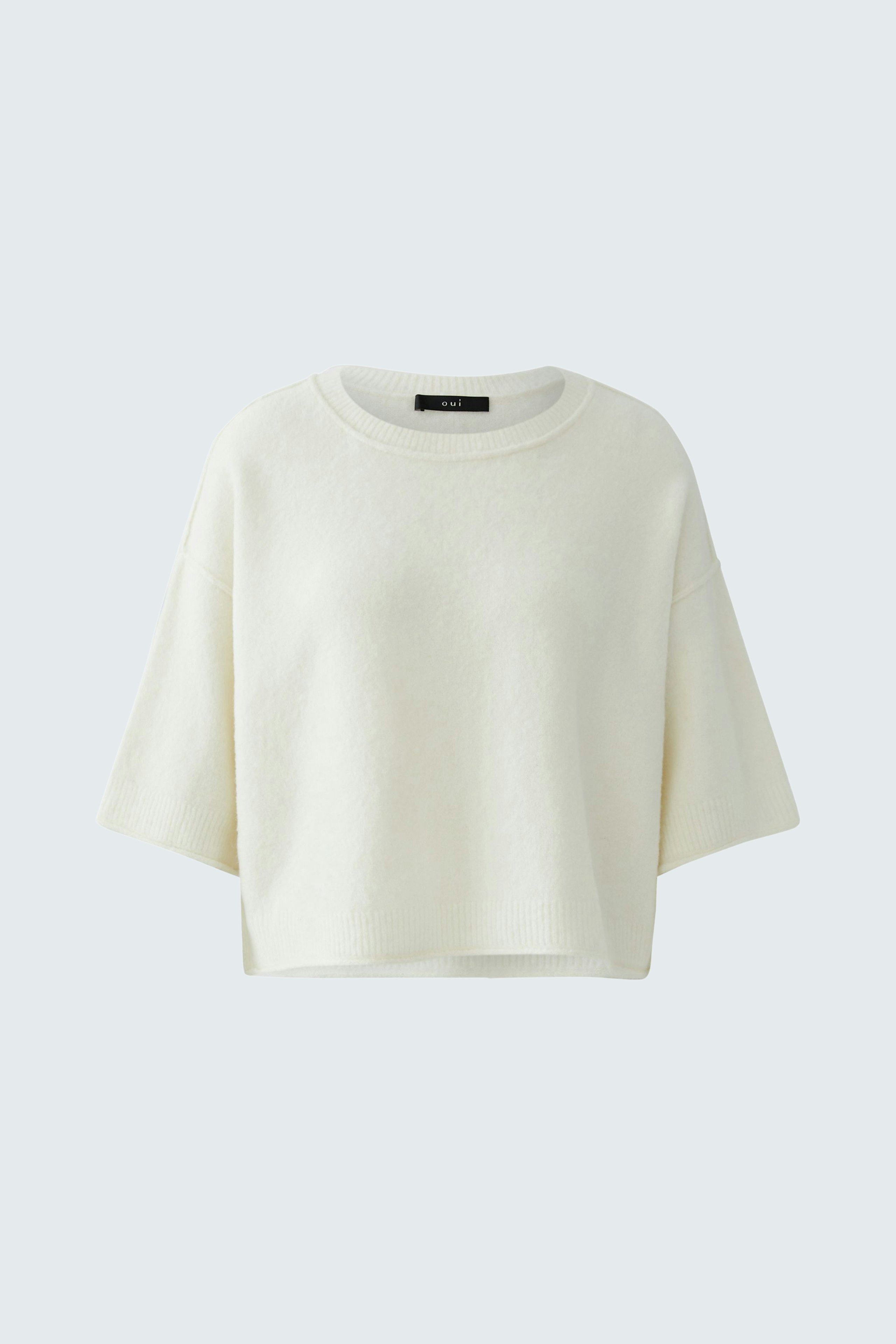 Casual women's pullover: Soft white pullover with wide sleeves, perfect for relaxed outfits.