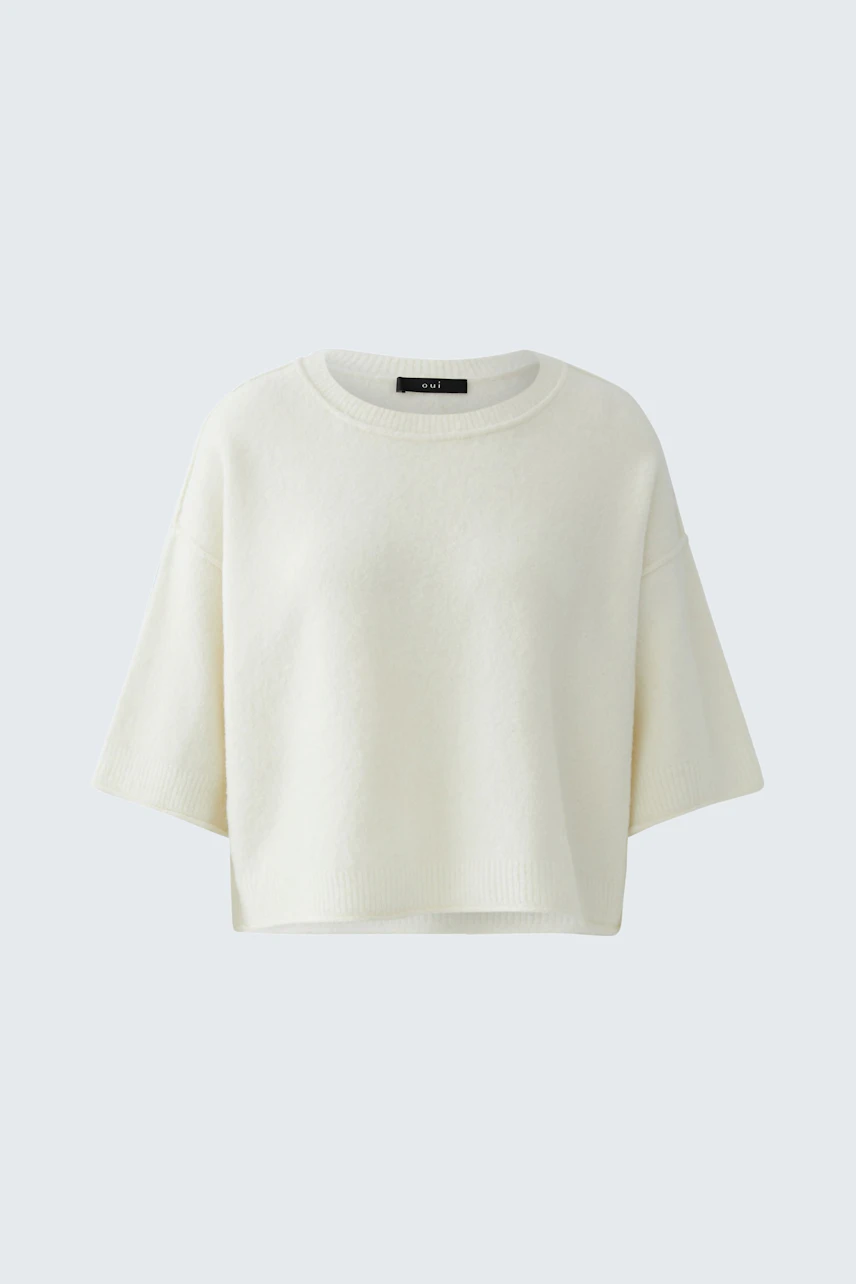 Casual women's pullover: Soft white pullover with wide sleeves, perfect for relaxed outfits.