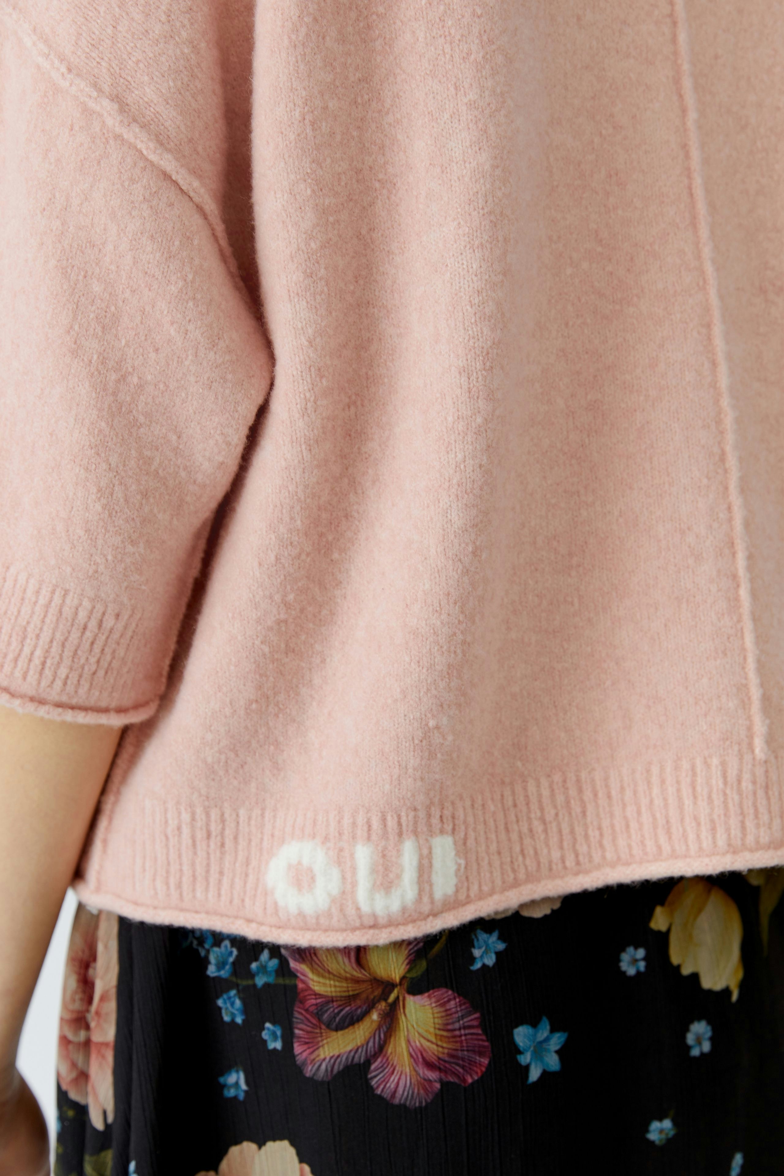 Casual women's pullover in soft pink with short sleeves and logo detail at the hem.