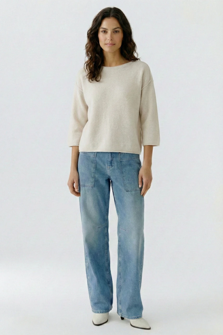 Bequemer Damen-Pullover in hellem Beige, lässig kombiniert mit Jeans, ideal für den Alltag.
