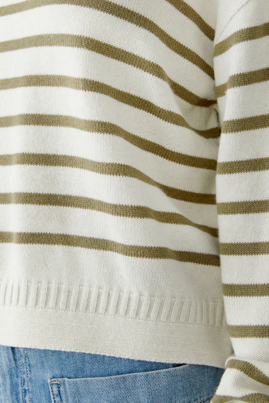 Casual women's pullover: Close-up of a striped pullover in cream and olive tones, perfect for everyday wear.
