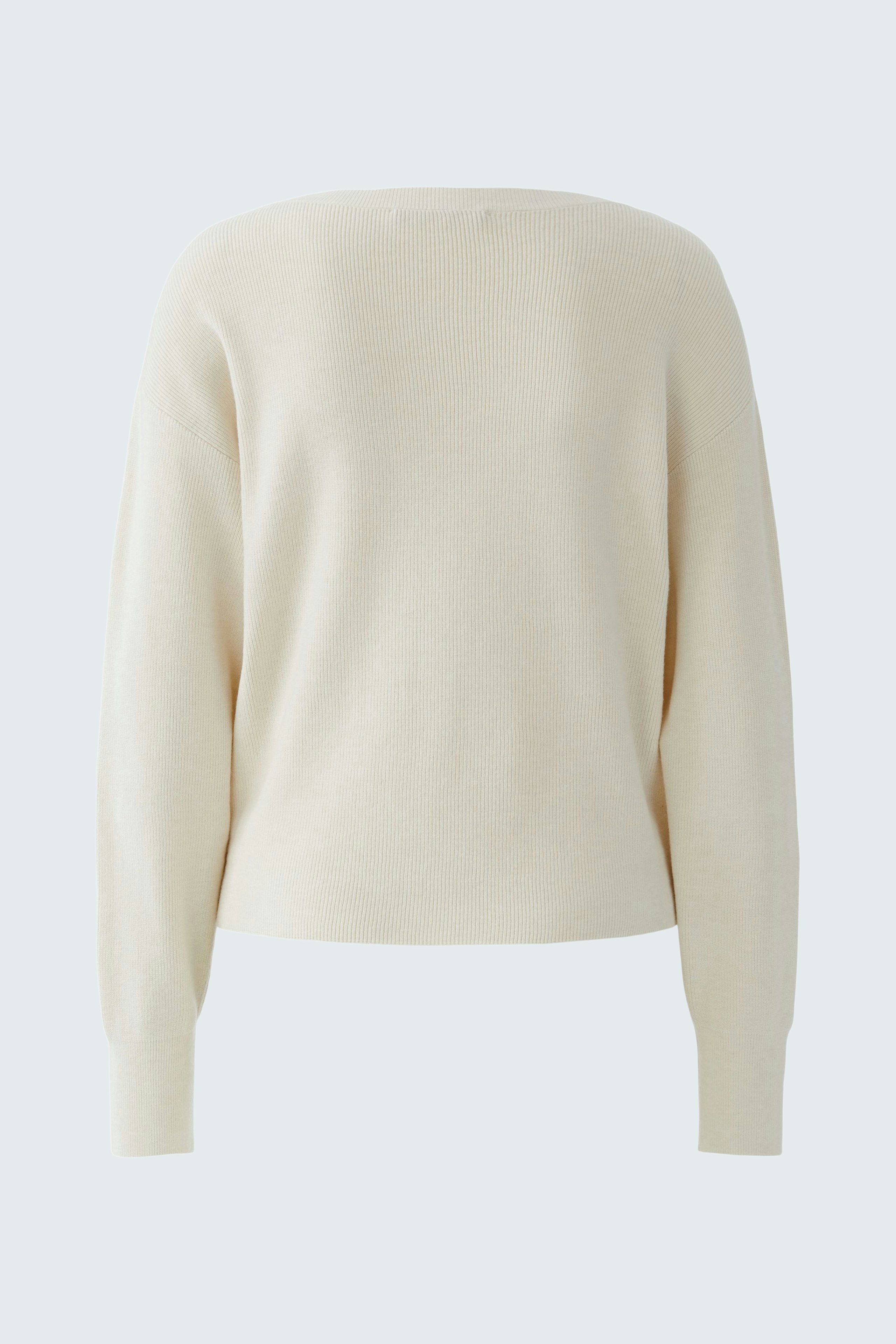 Casual women's pullover in soft cream color, featuring a relaxed fit and long sleeves.