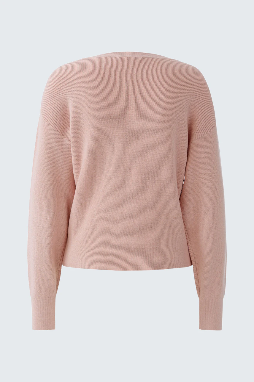 Casual women's pullover in soft pink, featuring a relaxed fit and long sleeves.