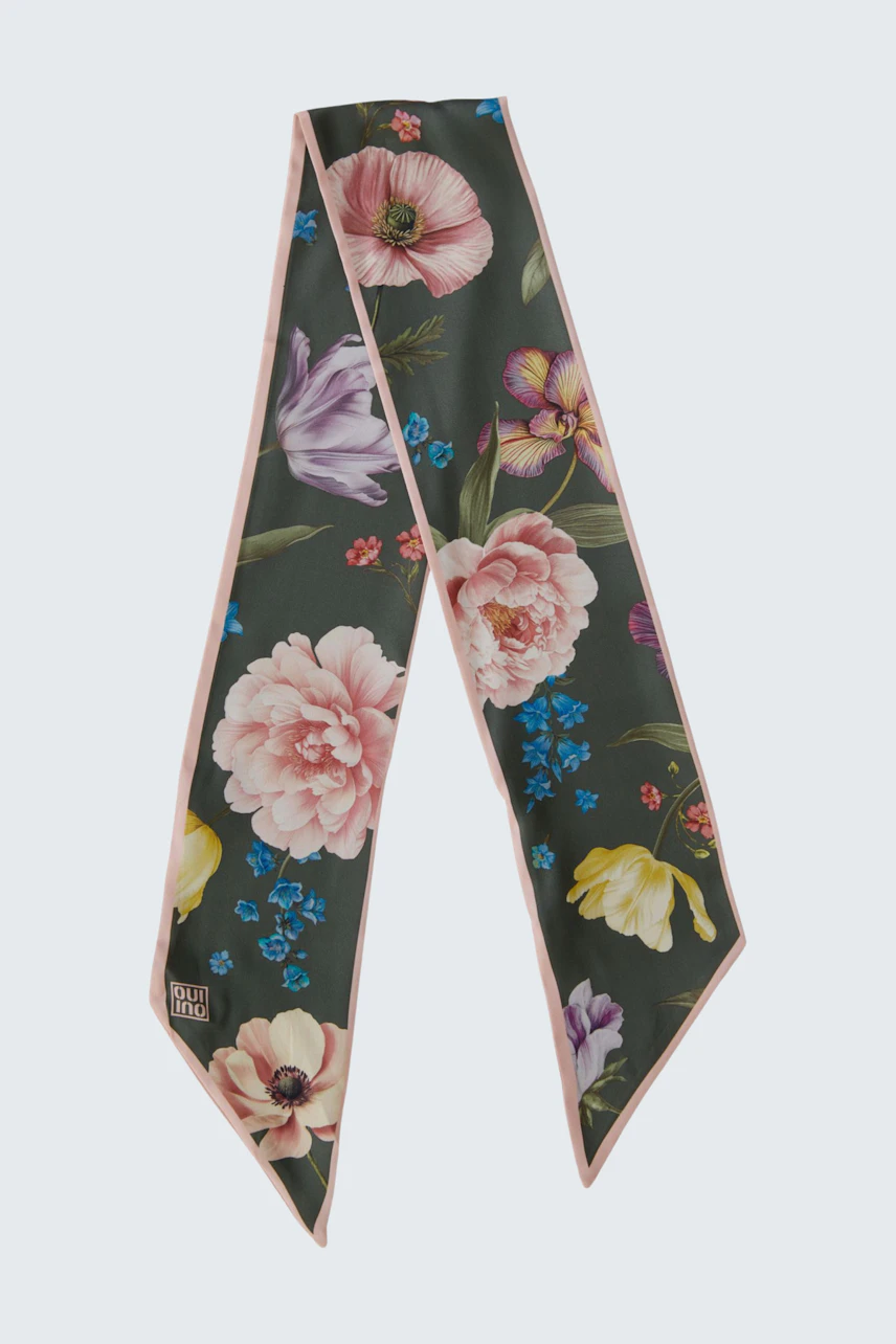 Bunter Damen-Schal mit floralen Mustern, ideal für einen frischen Look.