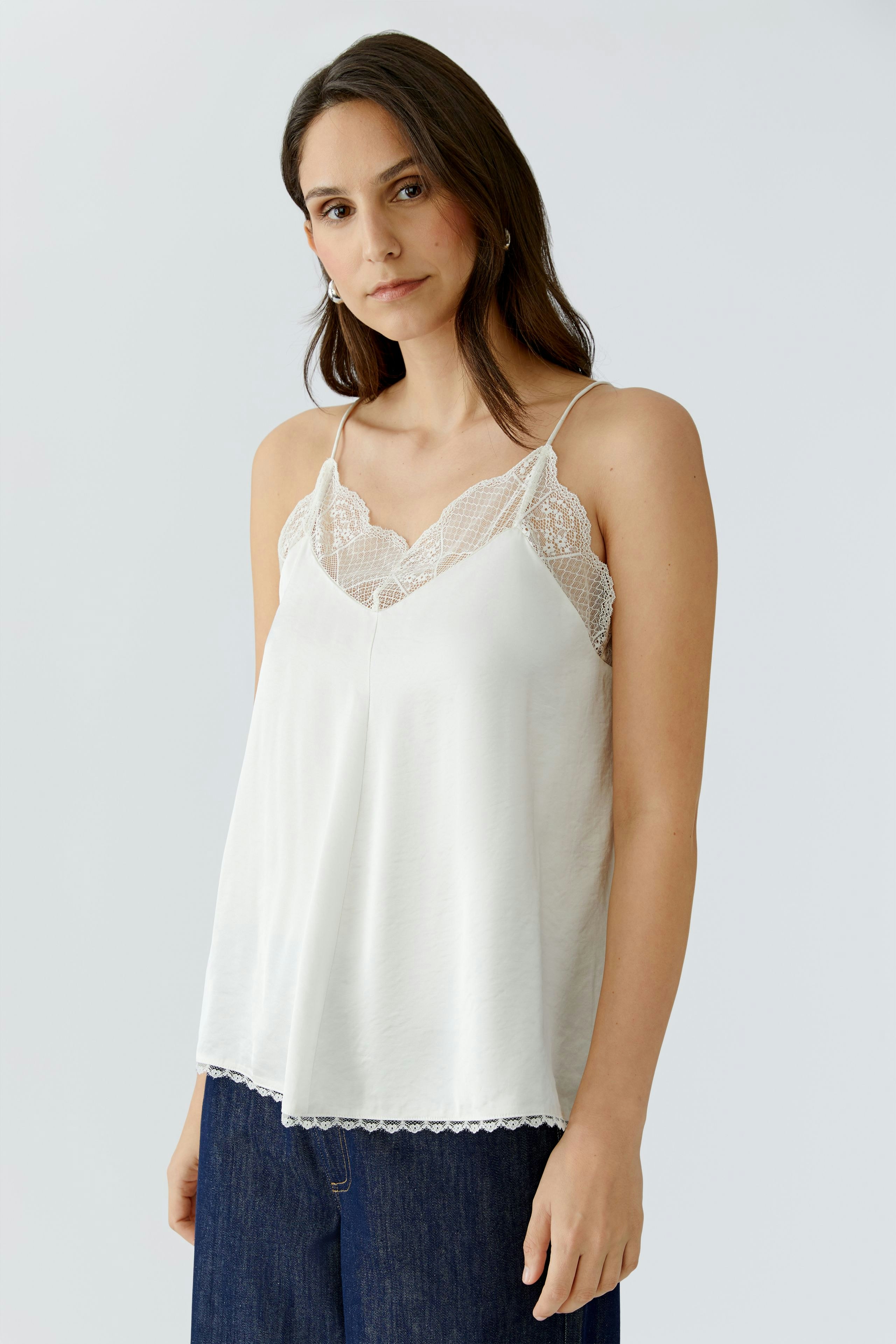 Leichtes Damen-Top in Weiß mit Spitzen-Details, ideal für lässige Outfits.