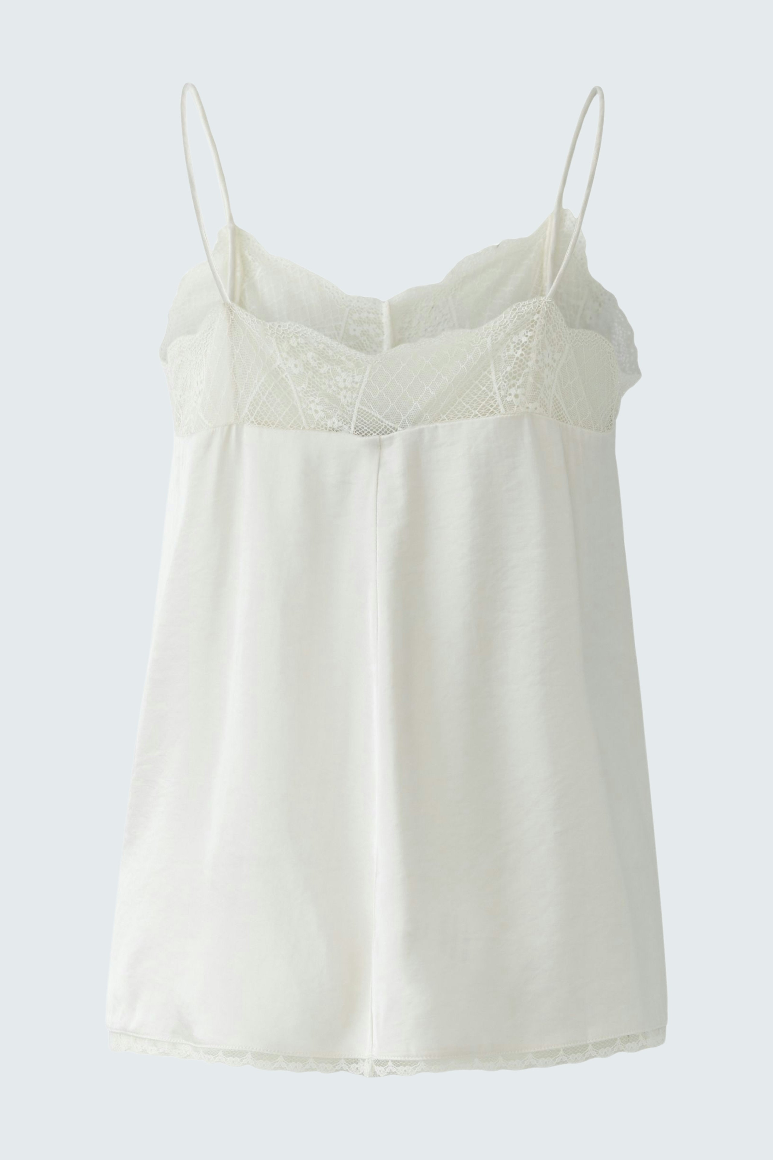 Leichtes Damen-Top in Creme mit feinen Trägern und Spitzenbesatz, ideal für den Sommer.