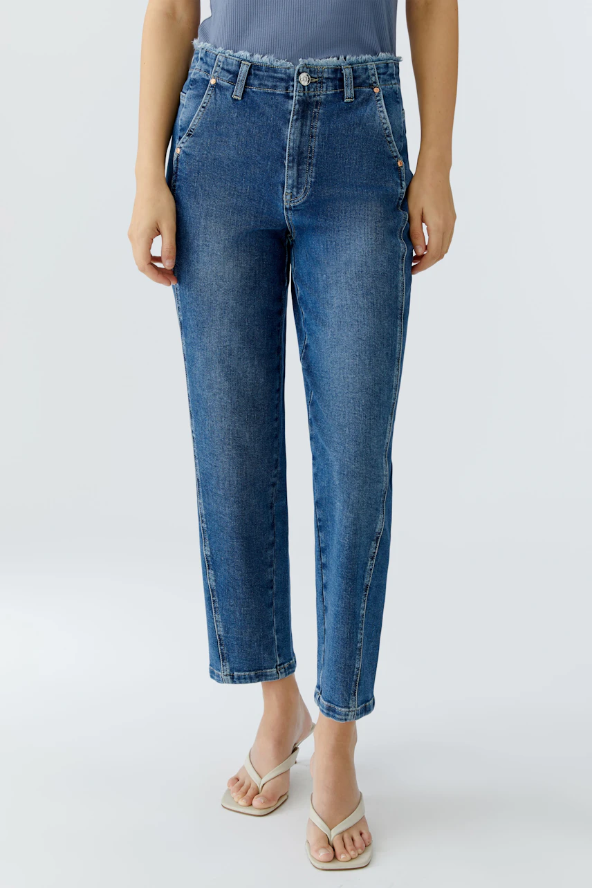 Casual women's tapered jeans: A woman in blue tapered jeans with a relaxed fit and stylish design.