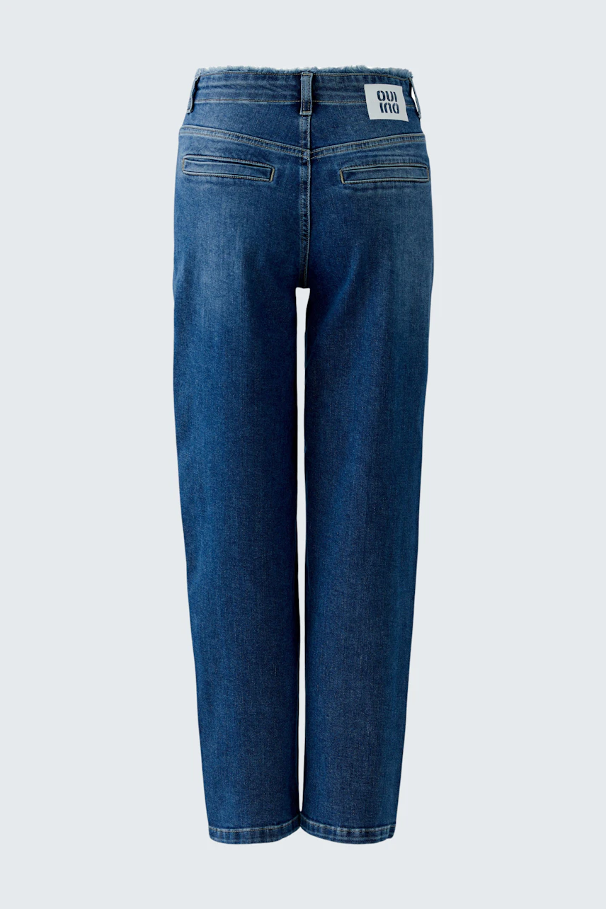 Casual women's tapered jeans in dark blue with a comfortable fit and classic design.